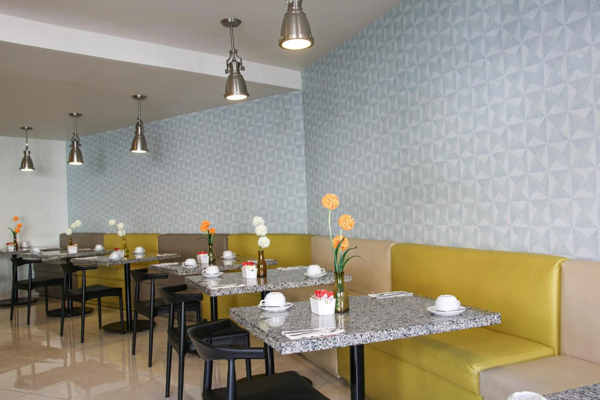 Restaurant/places to eat in Country Hotel & Suites