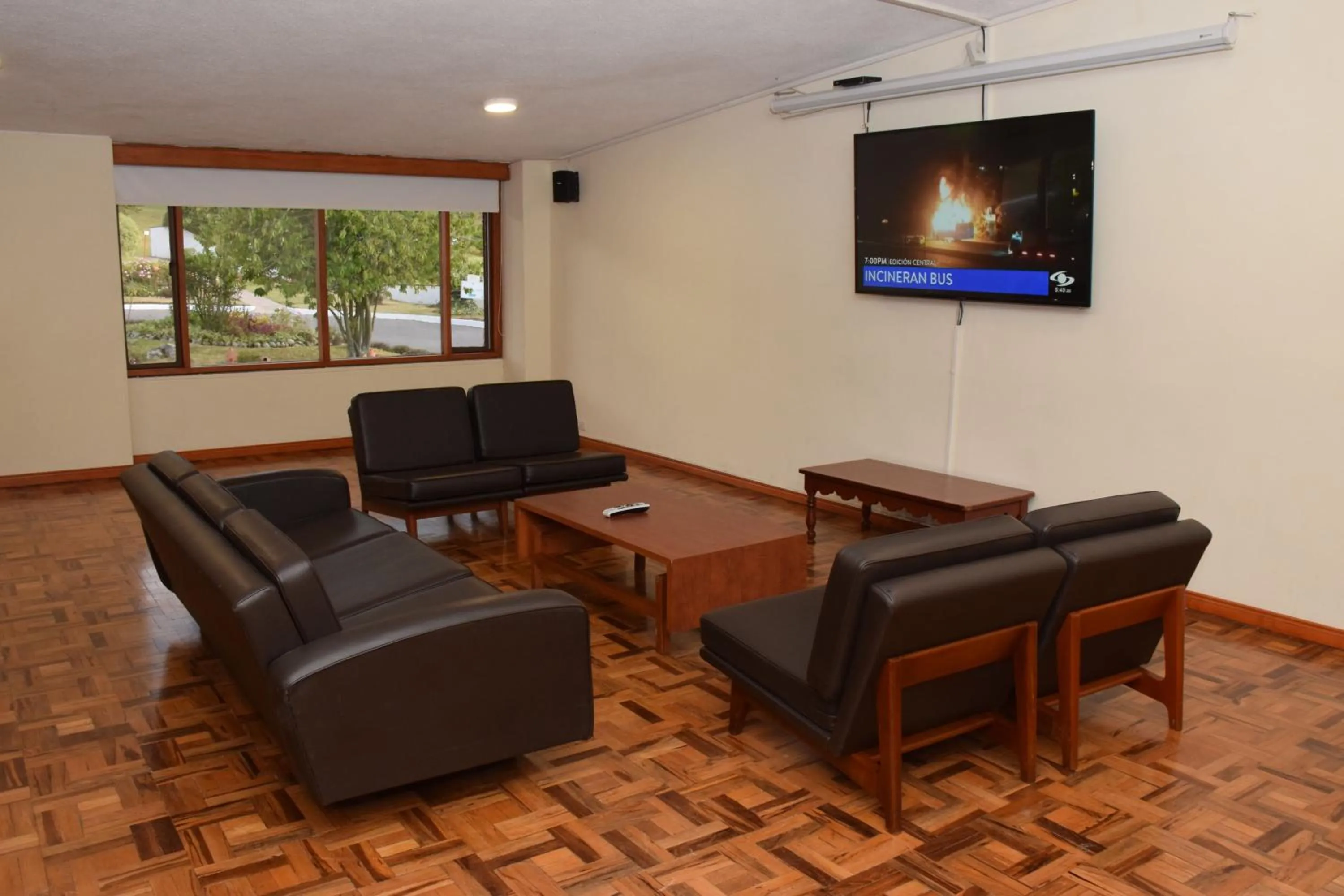 Communal lounge/ TV room in D'Acosta Hotel Sochagota