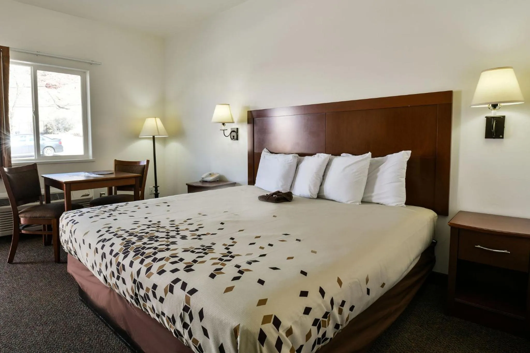 Seating area, Bed in Adventure Inn Moab