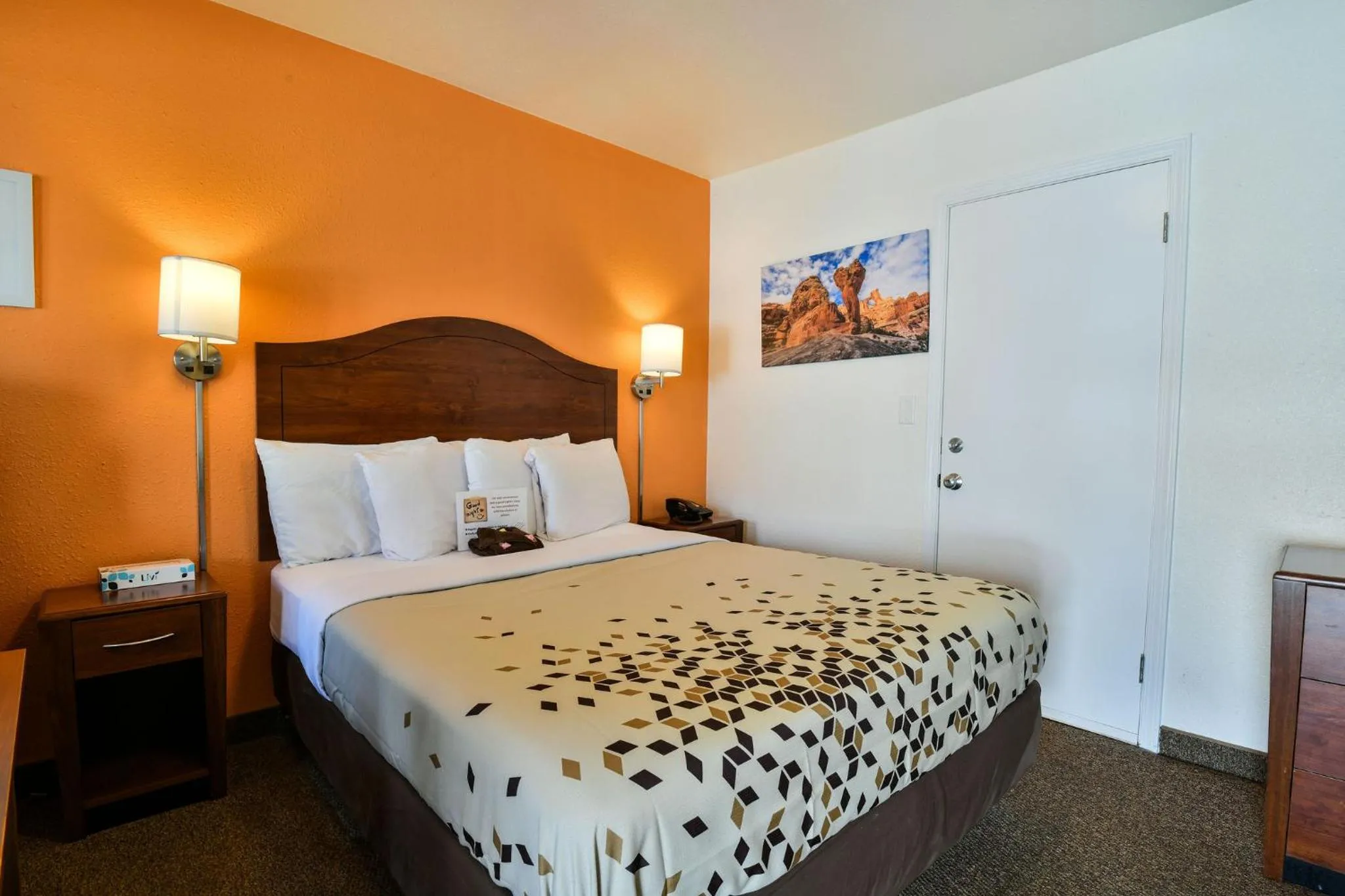 Living room, Bed in Adventure Inn Moab