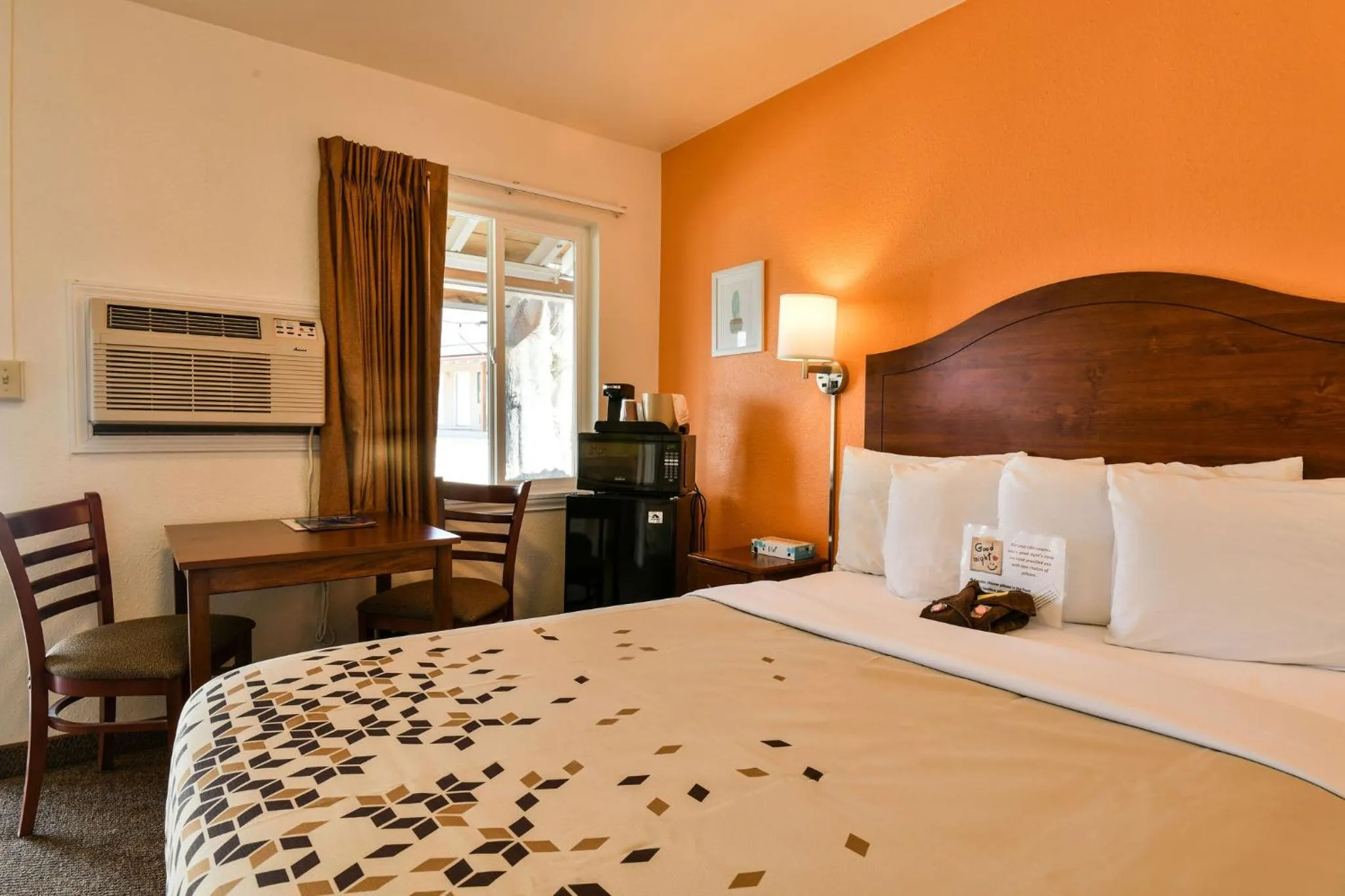 Coffee/tea facilities, Bed in Adventure Inn Moab