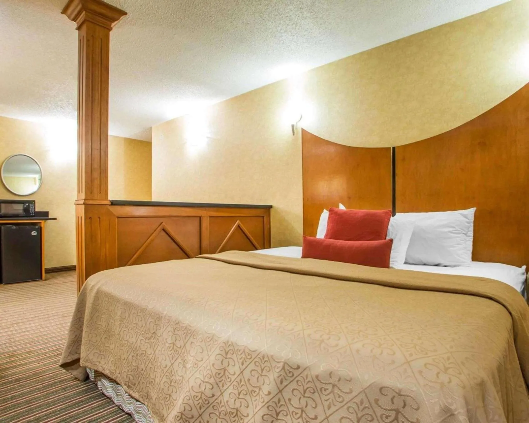 Photo of the whole room, Bed in Quality Inn & Suites North-Polaris