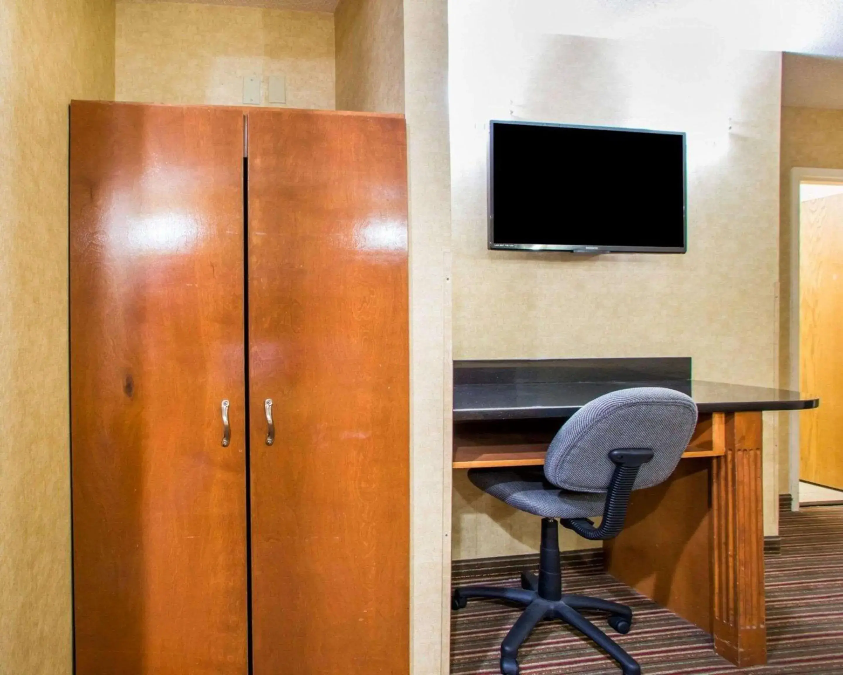 Queen Room with Two Queen Beds - Non-Smoking in Quality Inn & Suites North-Polaris Queen Room with Two Queen Beds - Non-Smoking in Quality Inn & Suites North-Polaris