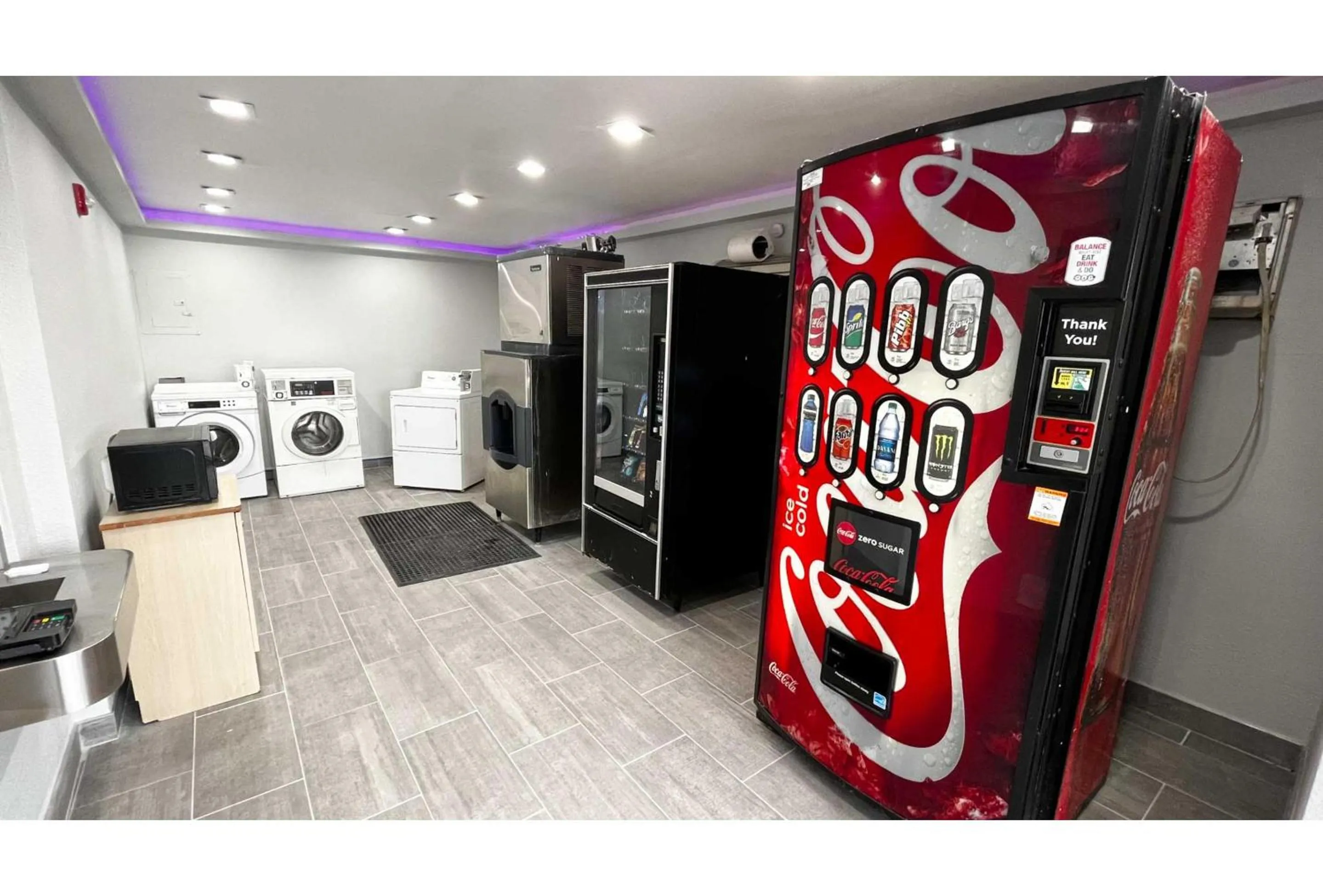 vending machine in Studio 6 Lafayette, LA I-10 & I-49 N