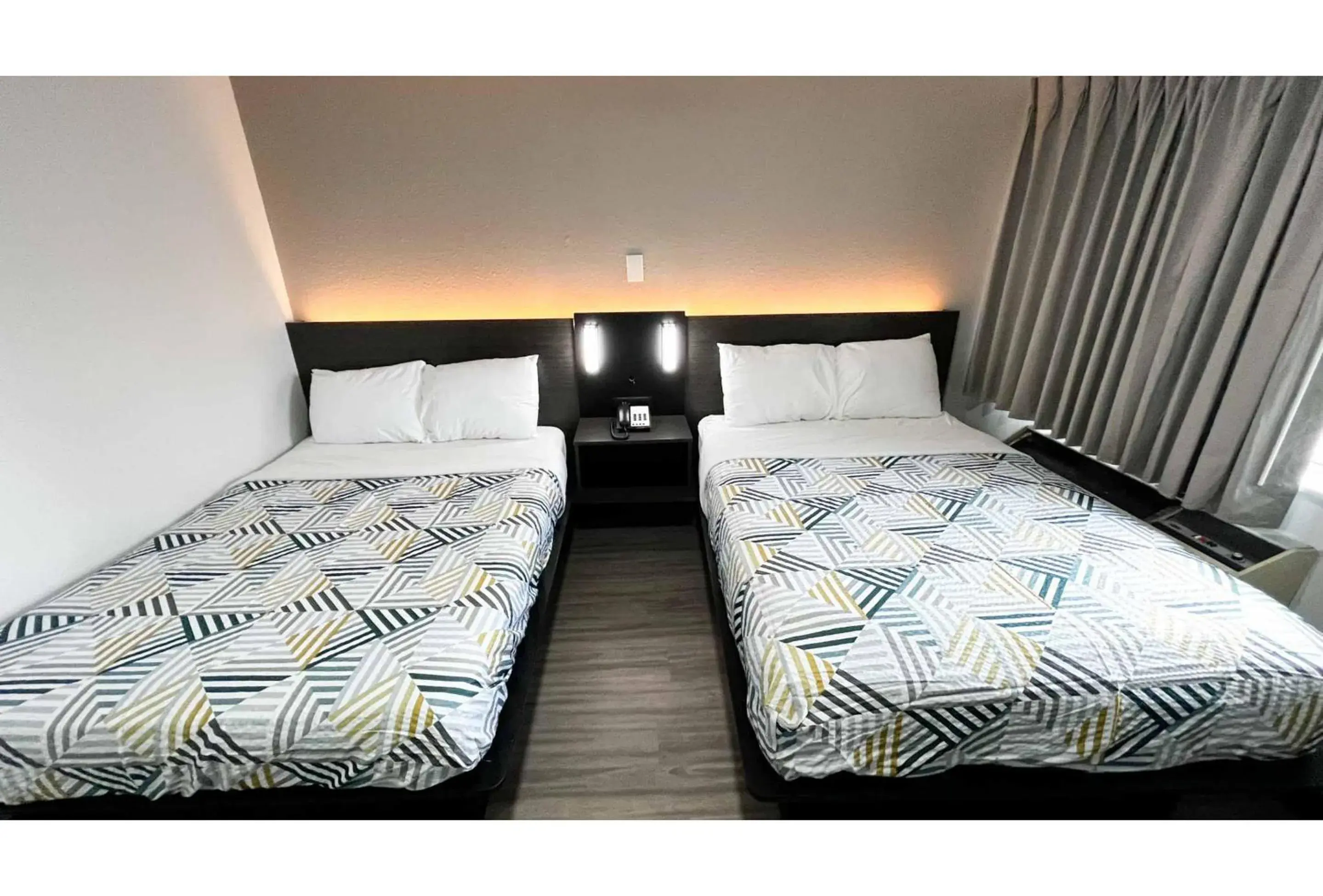 Deluxe Quadruple Room - Smoking in Studio 6 Lafayette, LA I-10 & I-49 N Deluxe Quadruple Room - Smoking in Studio 6 Lafayette, LA I-10 & I-49 N