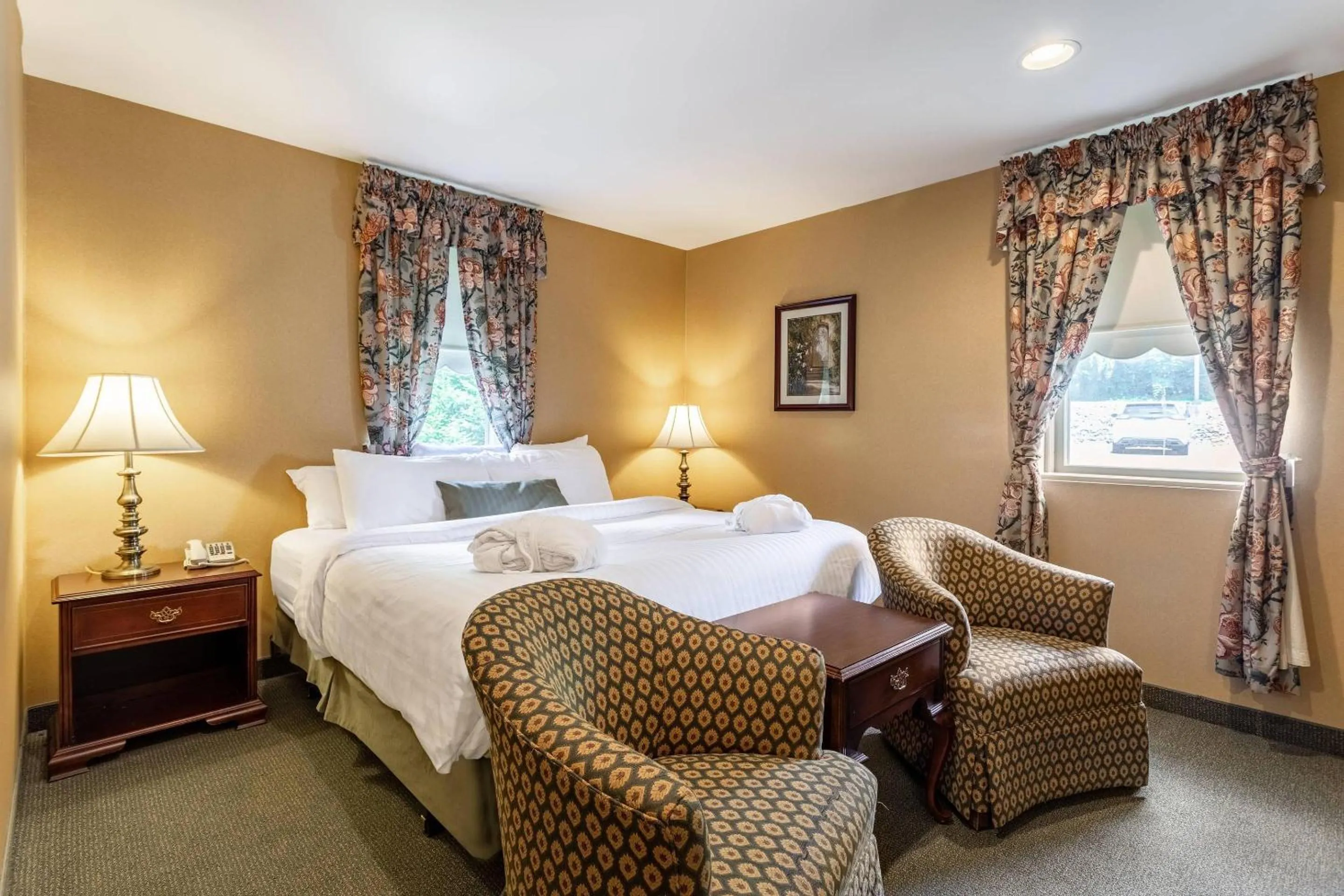 Bedroom, Bed in Traditions Hotel & Spa Johnson City - Binghamton, an Ascend Collection Hotel