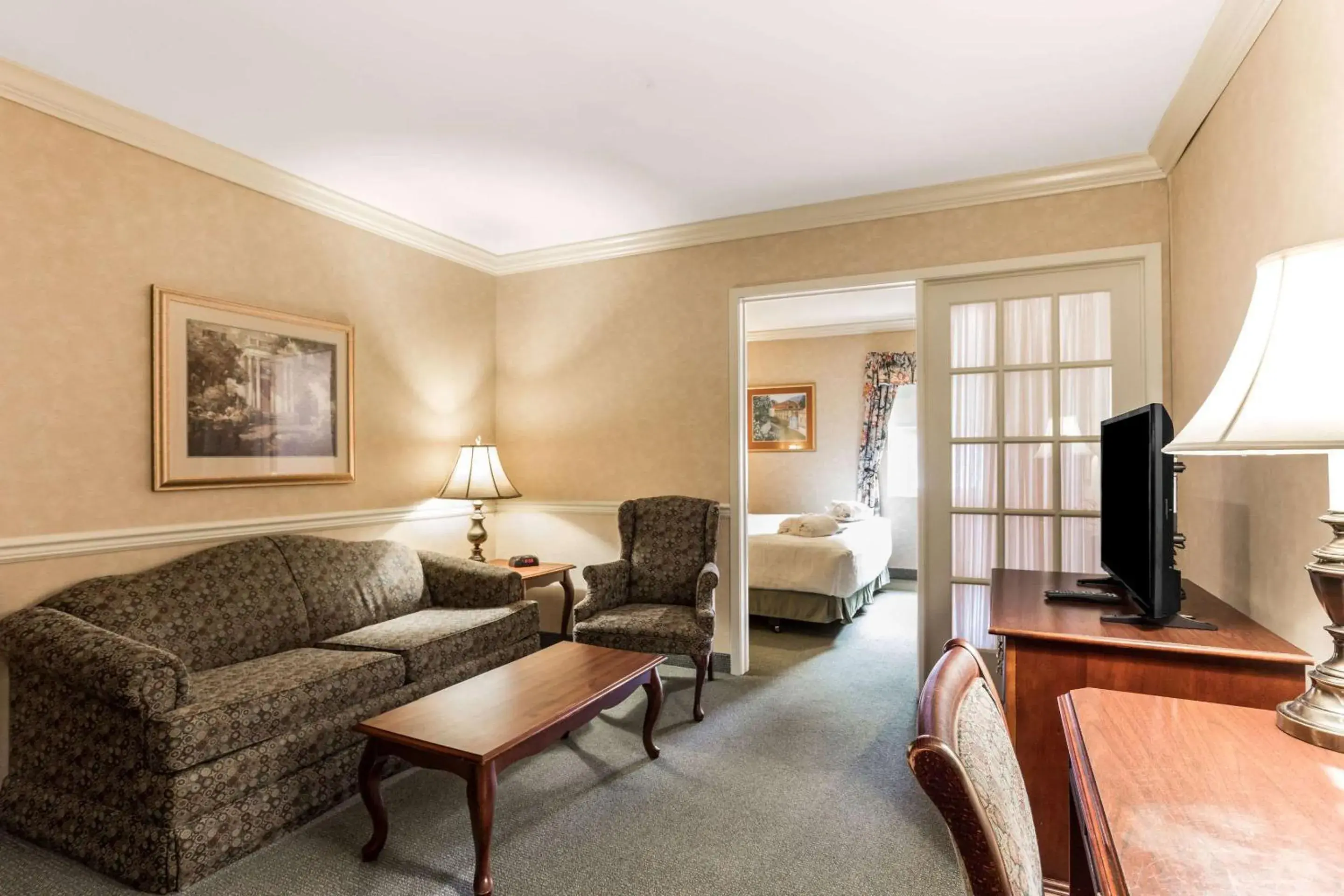 Standard King Suite with Sofa Bed - Non-Smoking in Traditions Hotel & Spa Johnson City - Binghamton, Ascend Hotel Collection Standard King Suite with Sofa Bed - Non-Smoking in Traditions Hotel & Spa Johnson City - Binghamton, Ascend Hotel Collection