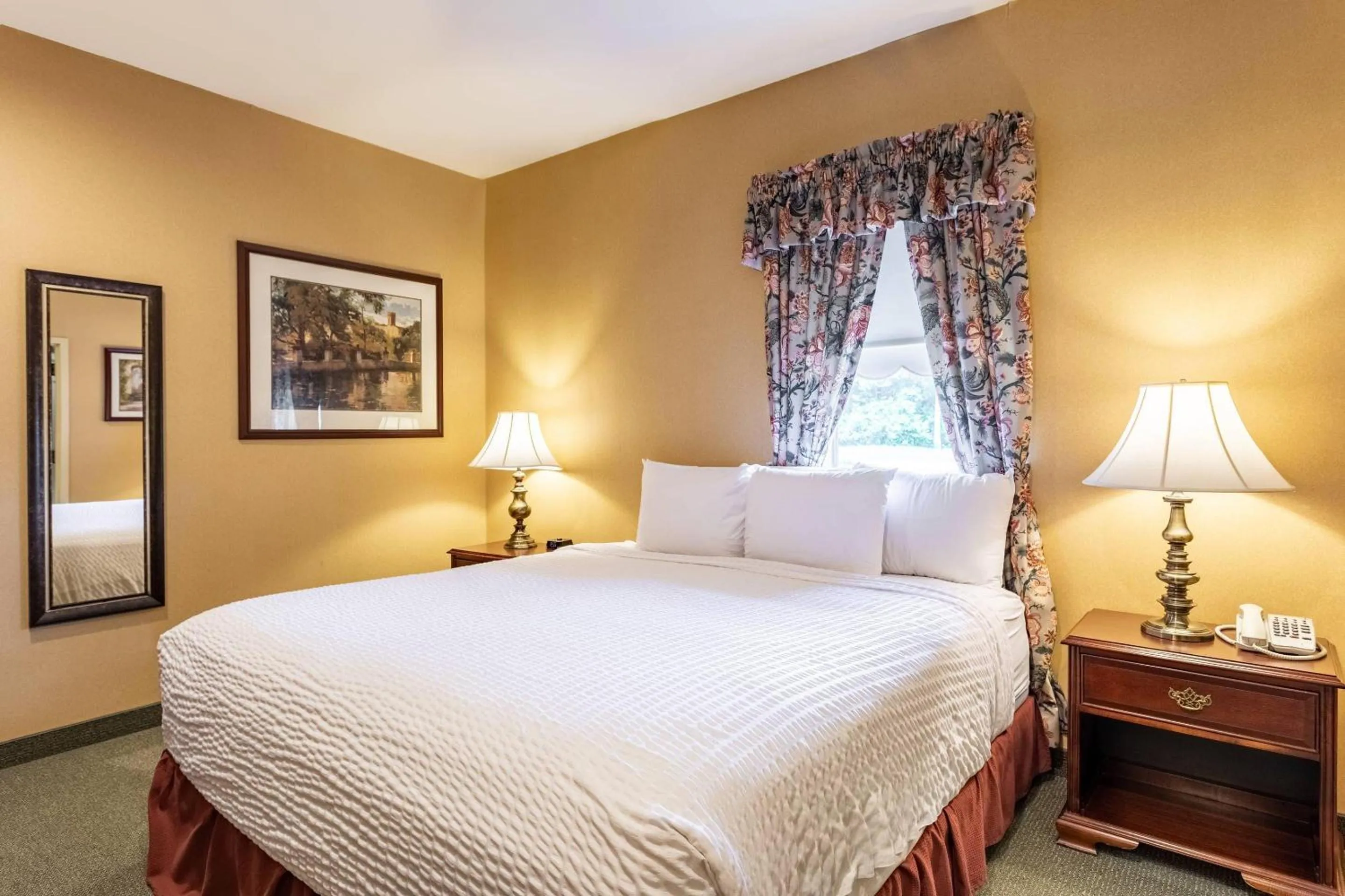 Bedroom, Bed in Traditions Hotel & Spa Johnson City - Binghamton, an Ascend Collection Hotel