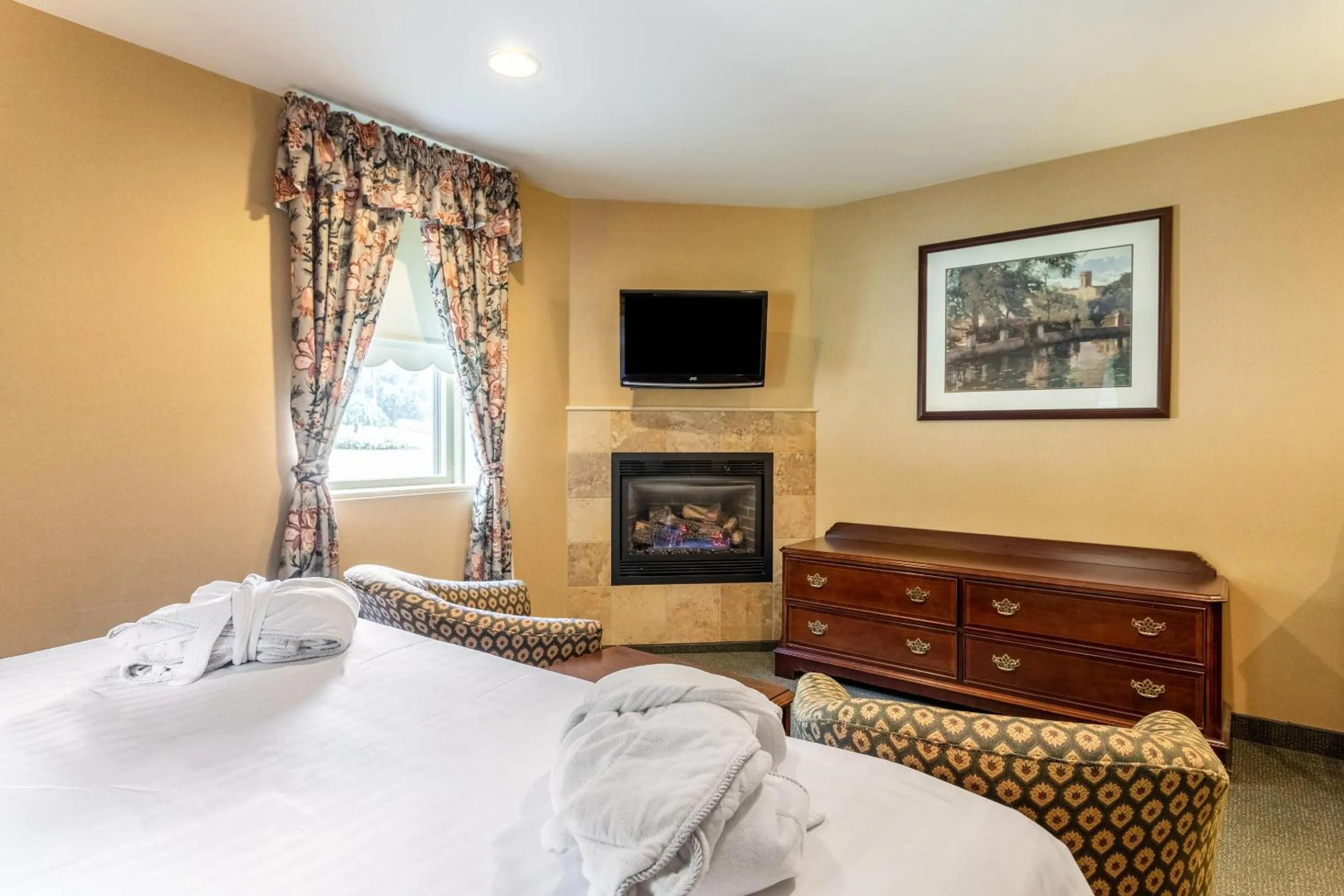 Bedroom, Bed in Traditions Hotel & Spa Johnson City - Binghamton, an Ascend Collection Hotel