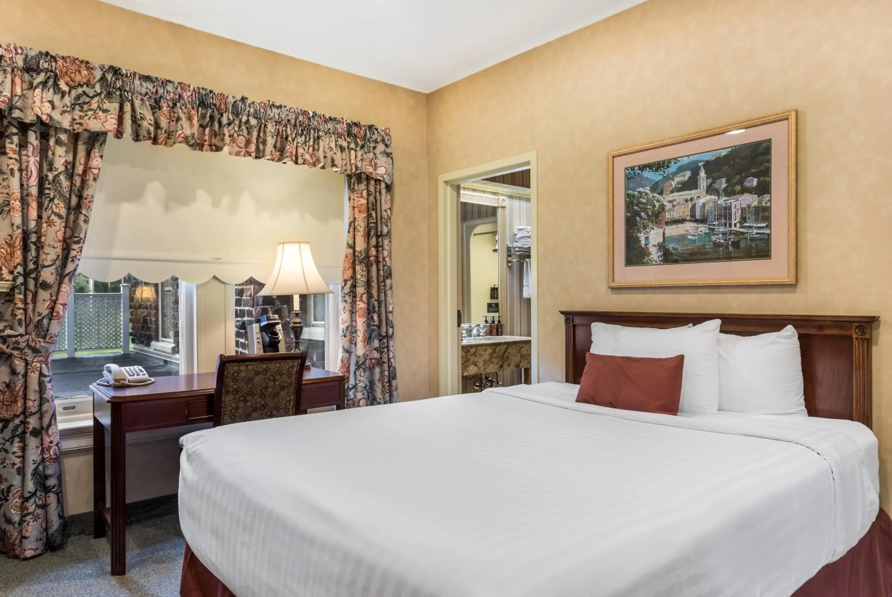 Queen Room - Non-Smoking in Traditions Hotel & Spa Johnson City - Binghamton, an Ascend Collection Hotel Queen Room - Non-Smoking in Traditions Hotel & Spa Johnson City - Binghamton, an Ascend Collection Hotel