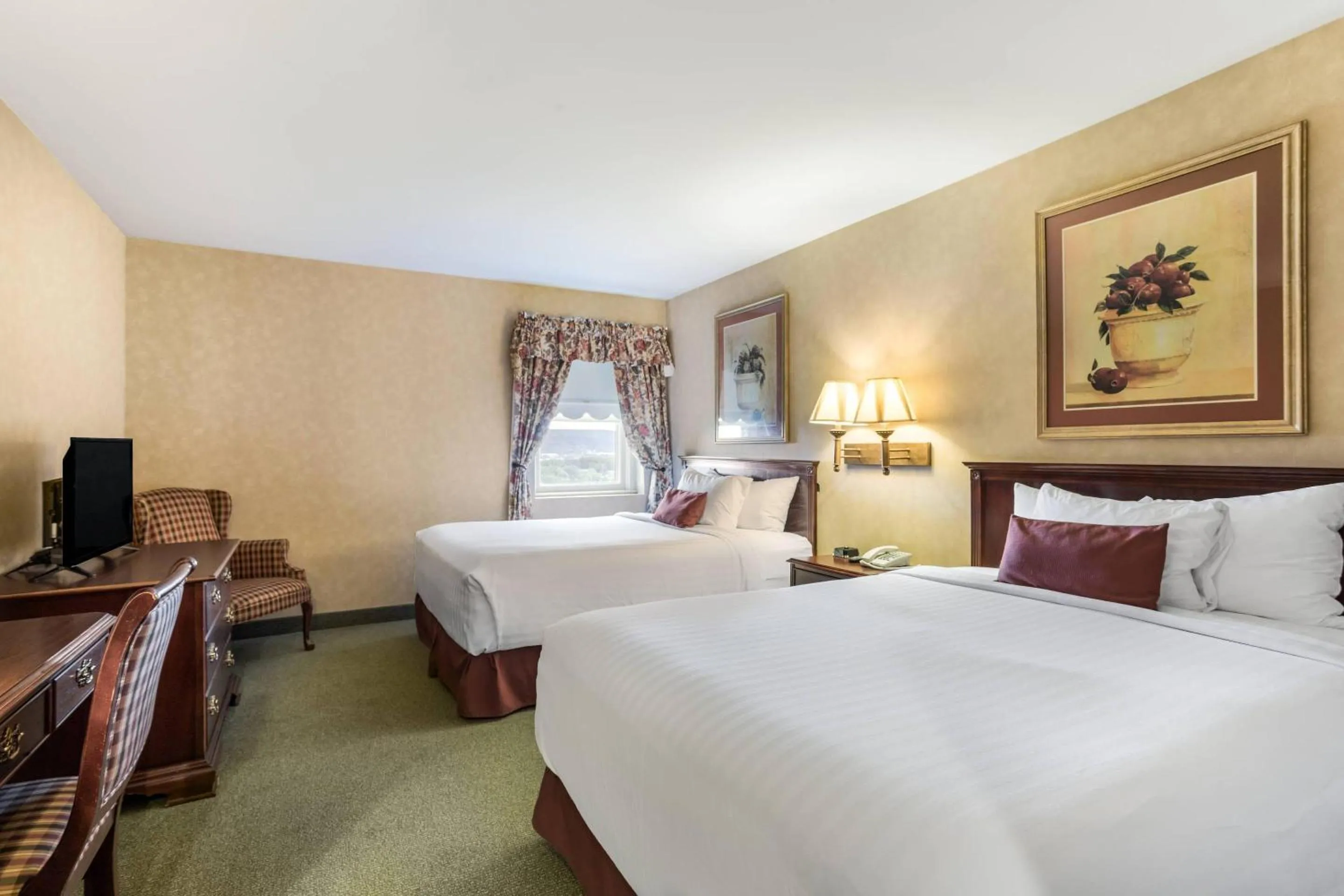 Bedroom, Bed in Traditions Hotel & Spa Johnson City - Binghamton, an Ascend Collection Hotel