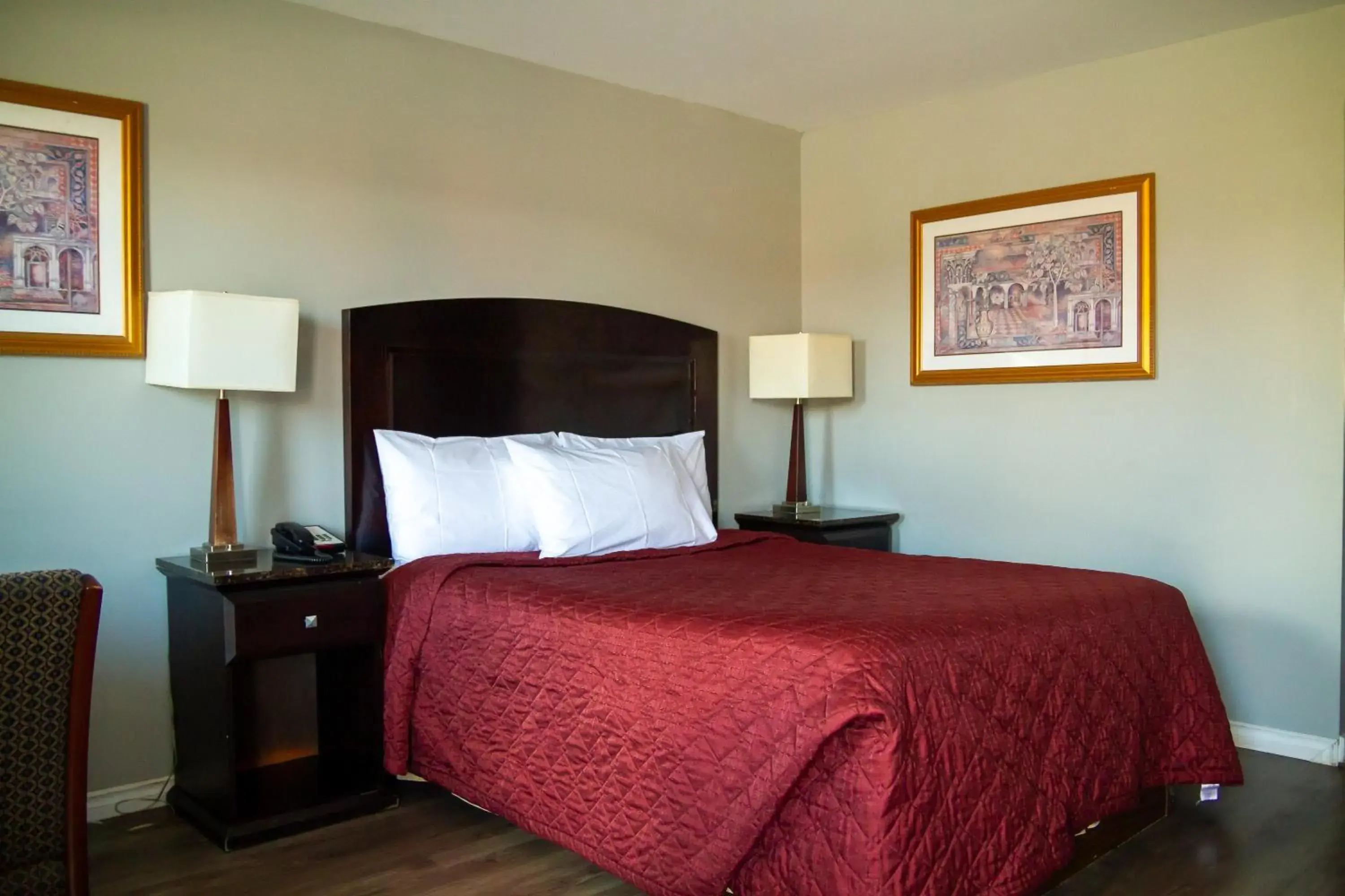 Queen Room in Saxony Motel Queen Room in Saxony Motel