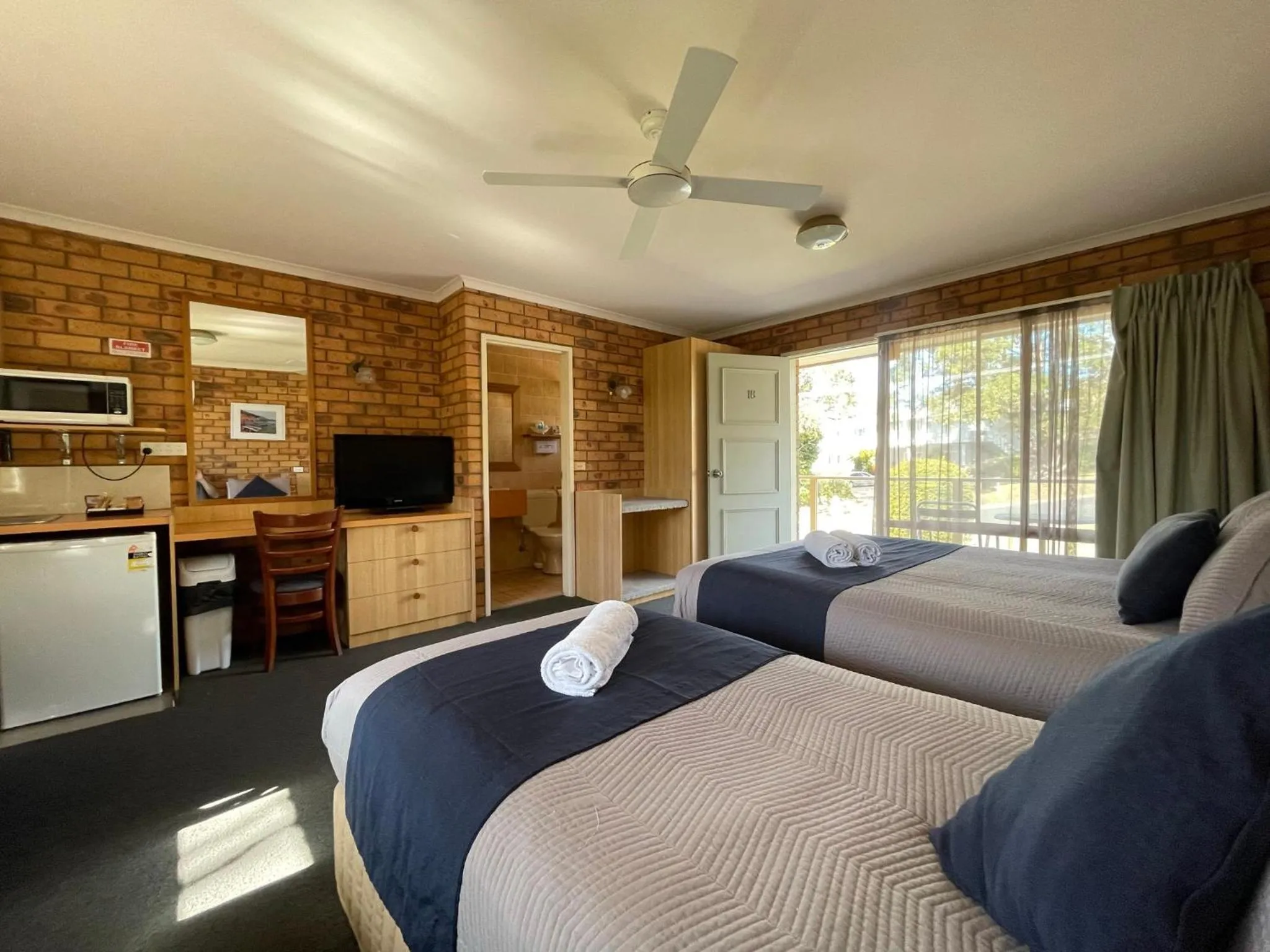Bed in Ocean View Motor Inn Merimbula