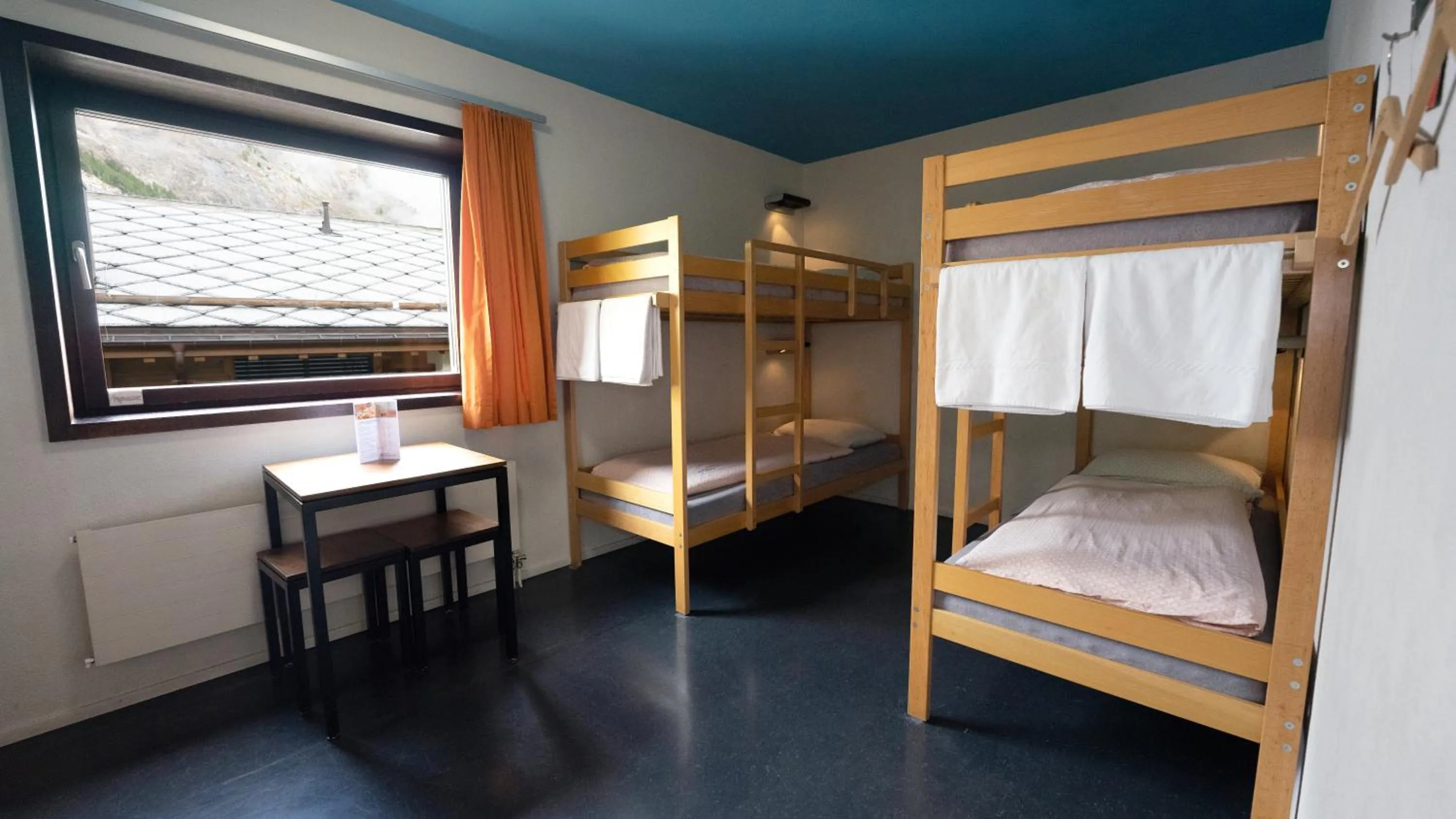 Photo of the whole room, Bed in Zermatt Youth Hostel