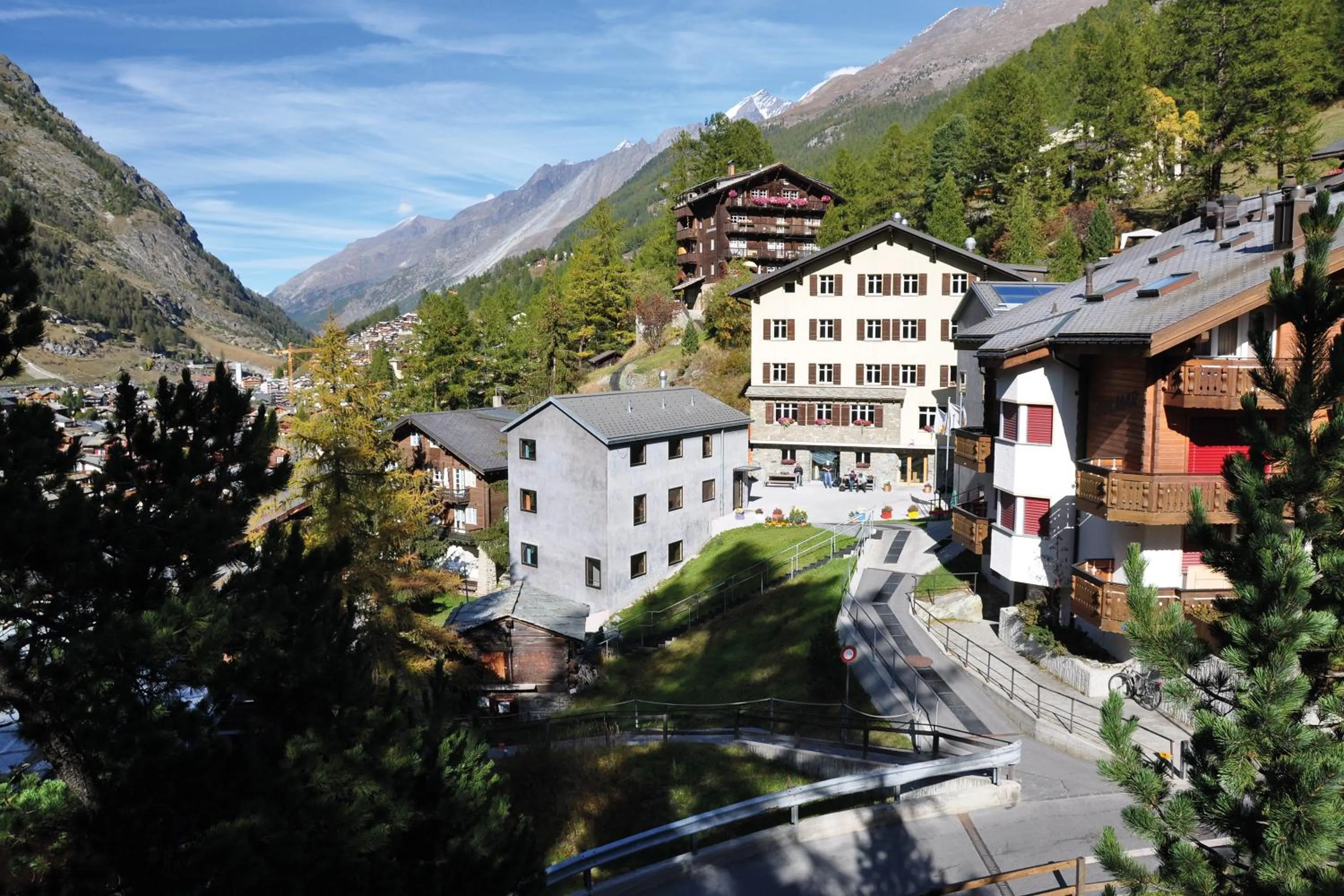 Facade/entrance in Zermatt Youth Hostel