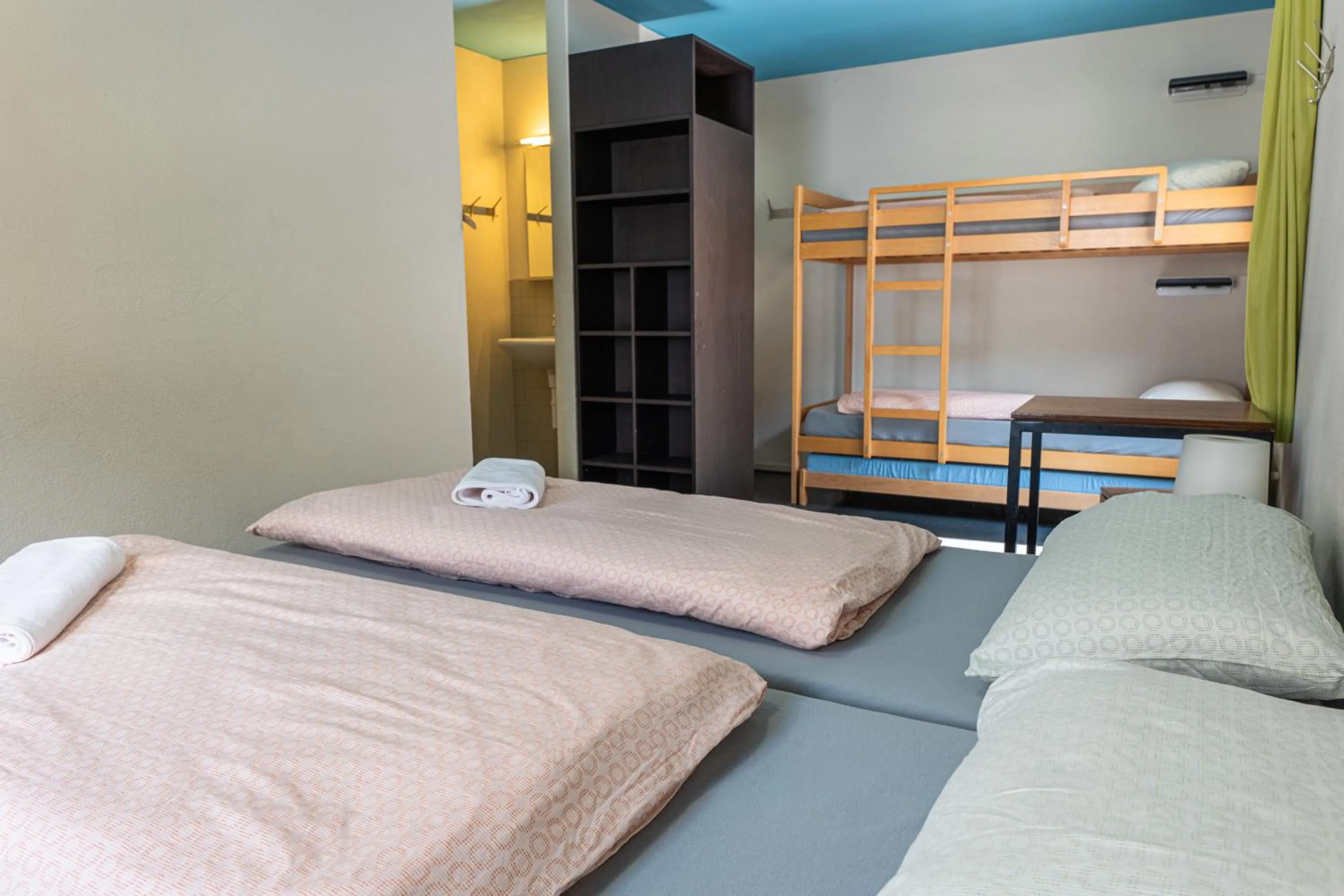 Bedroom, Bed in Zermatt Youth Hostel