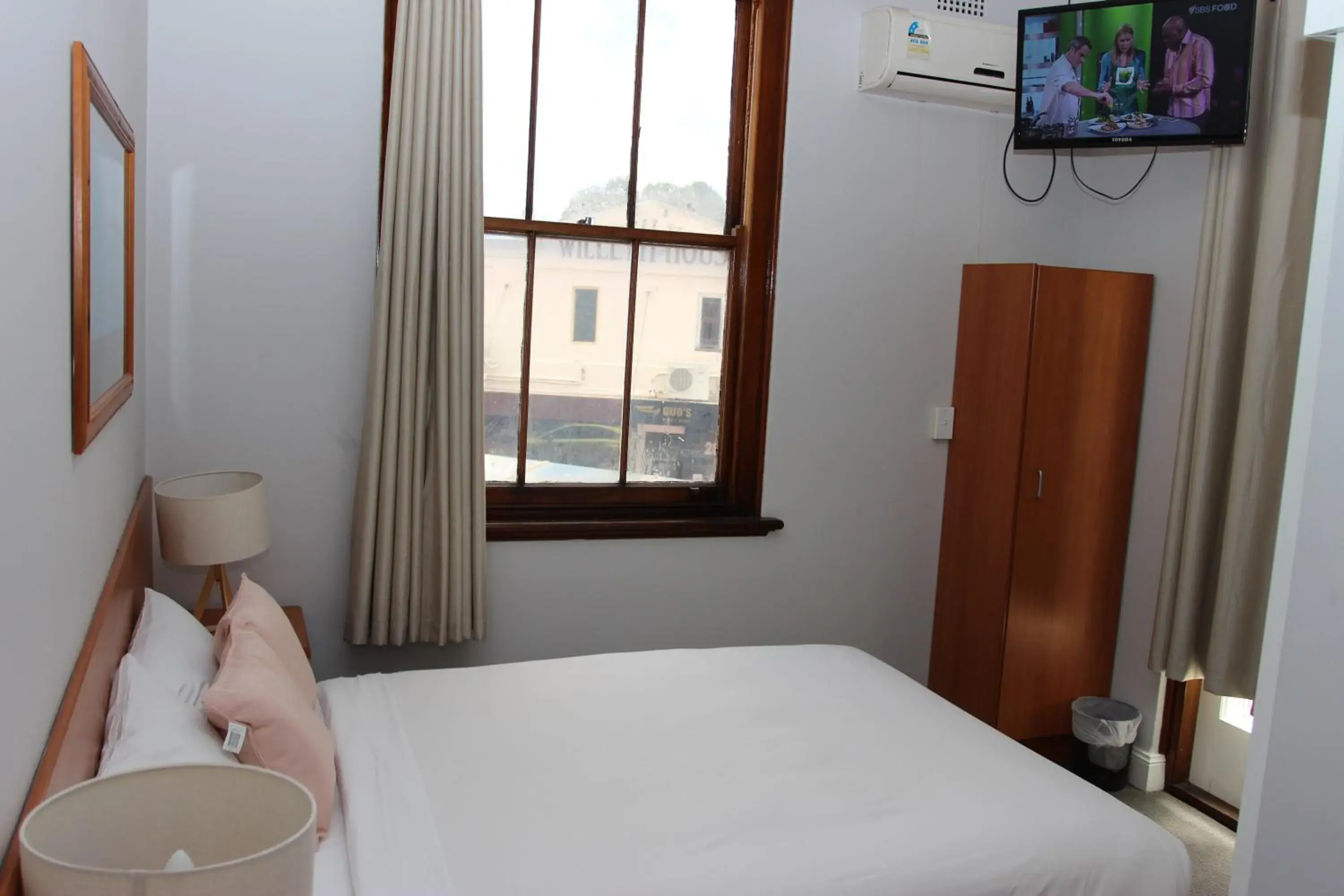 Double Room with Private Bathroom in Hurstville Ritz Hotel Double Room with Private Bathroom in Hurstville Ritz Hotel