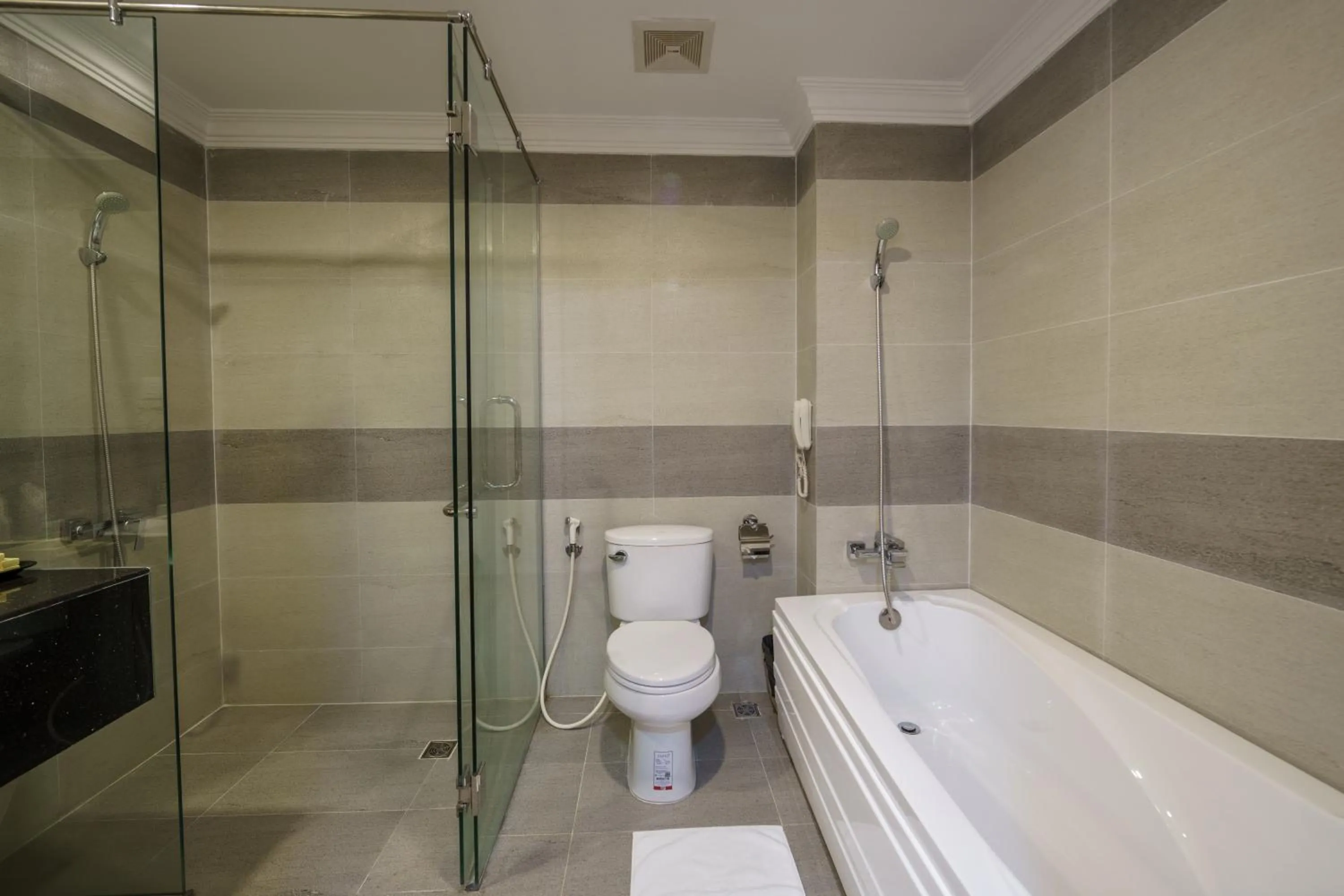 Bathroom in Smiling Deluxe Hotel