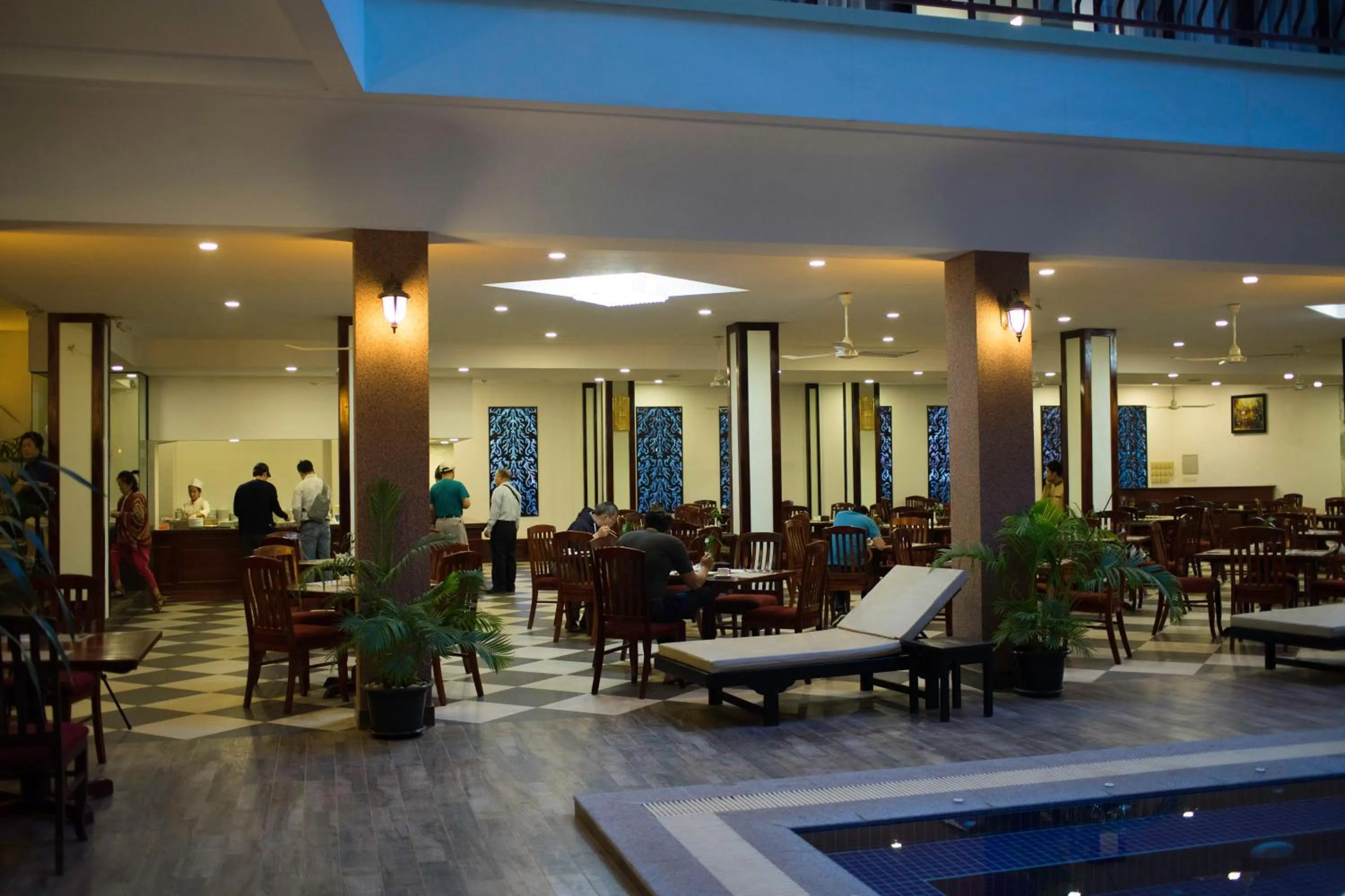 Restaurant/places to eat in Smiling Deluxe Hotel