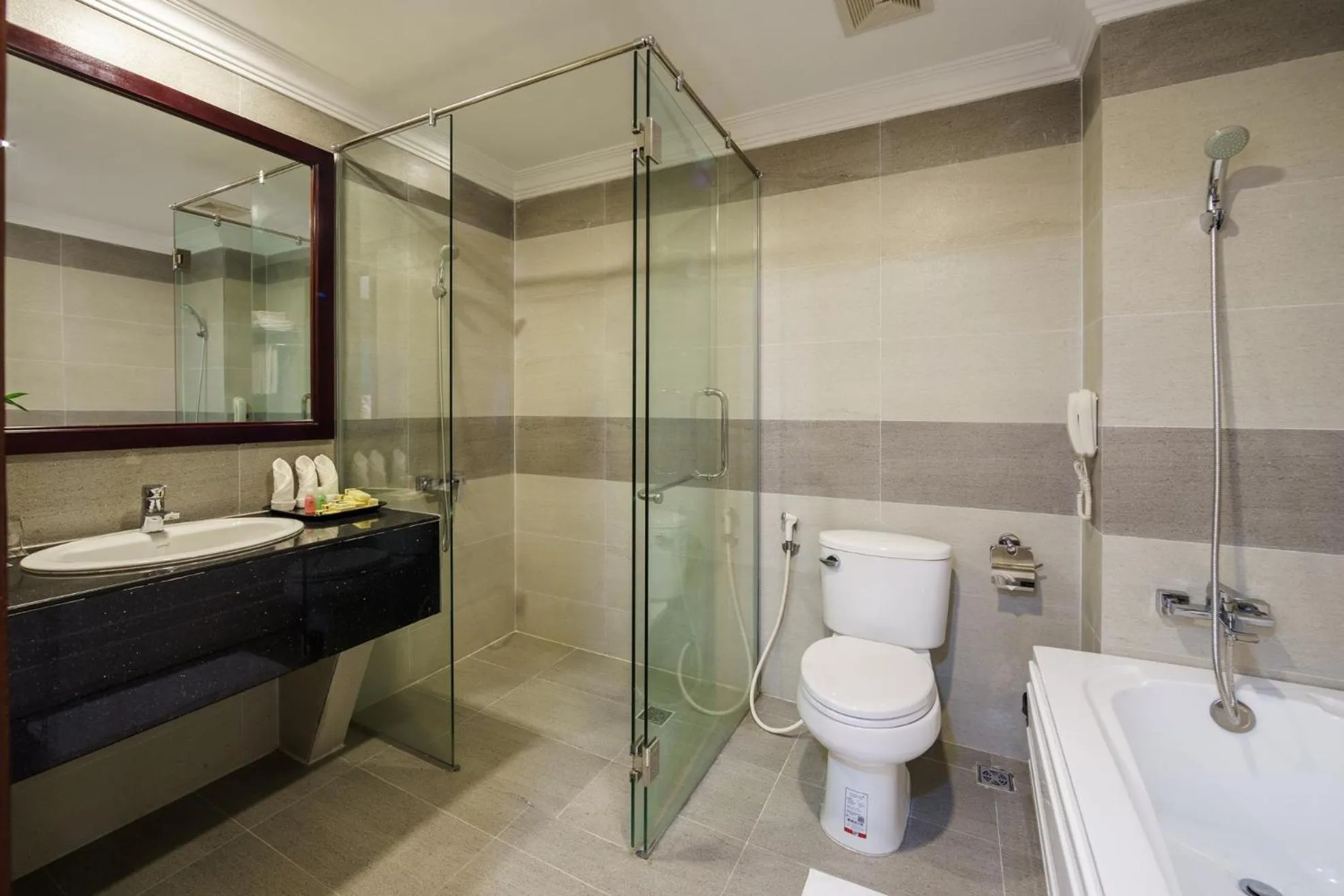 Bathroom in Smiling Deluxe Hotel