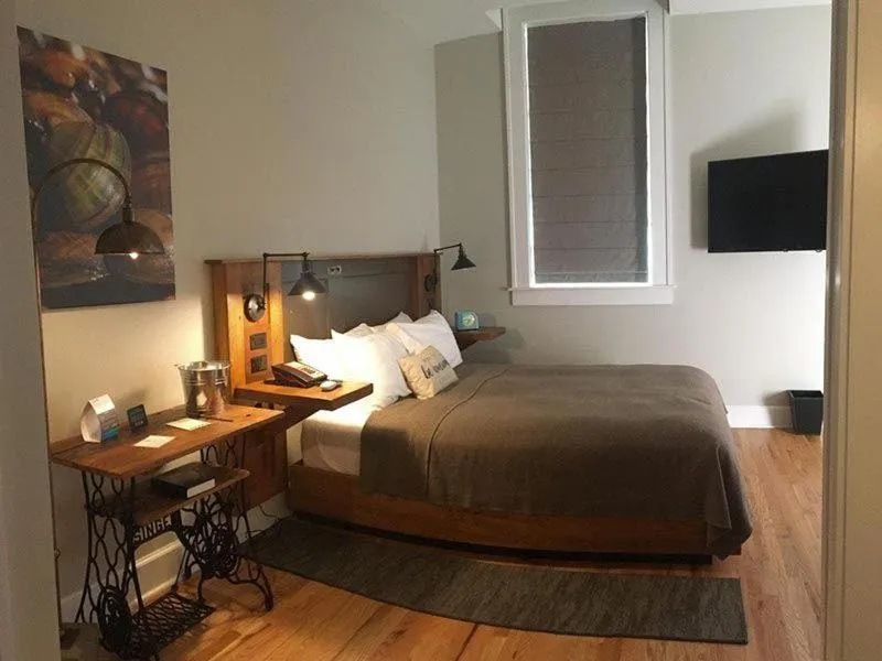 Bedroom, Bed in Western Front Hotel