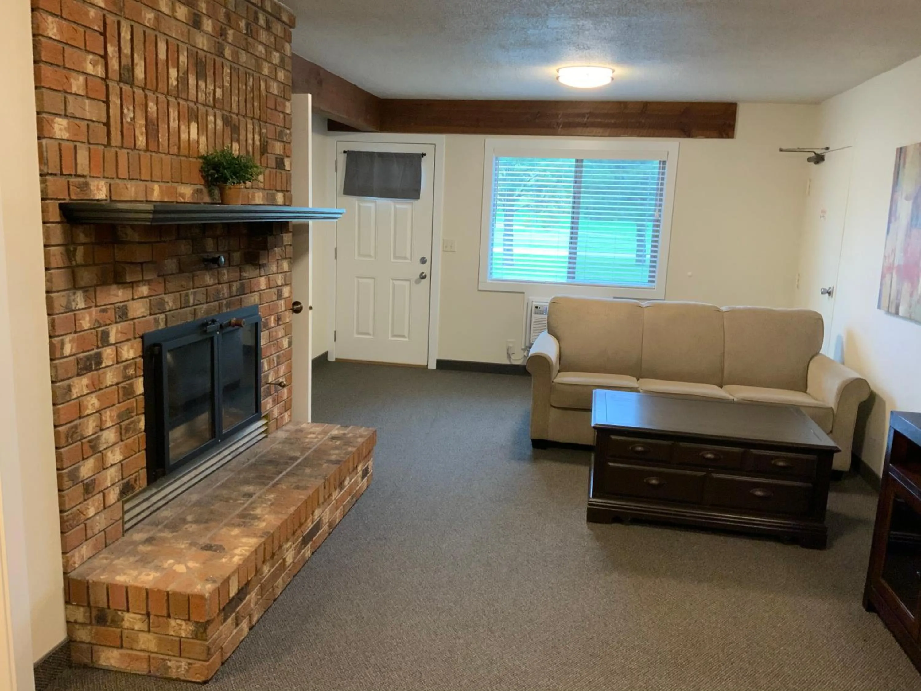 Living room in Rockerville Lodge & Cabins