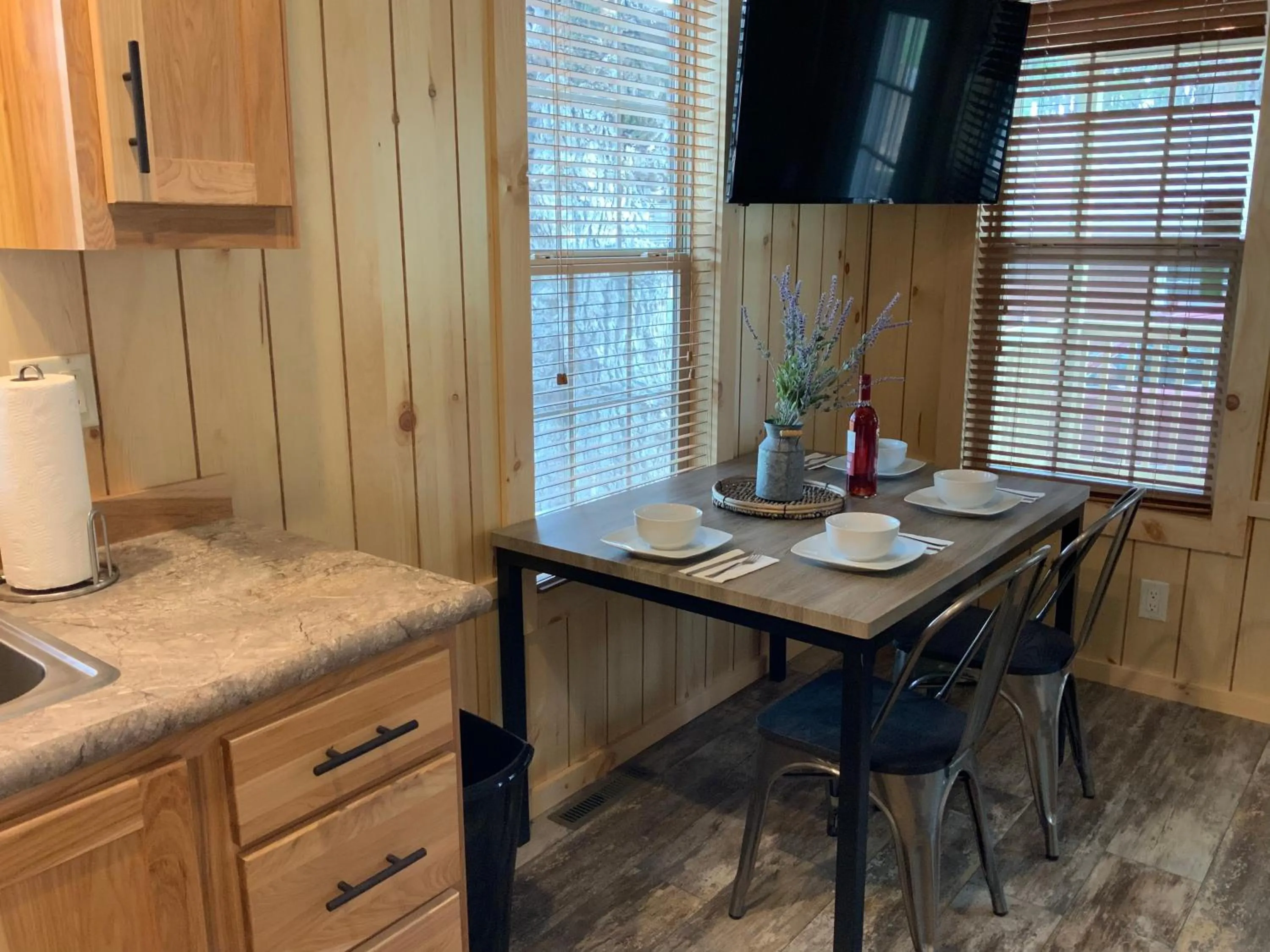 Dining area in Rockerville Lodge & Cabins
