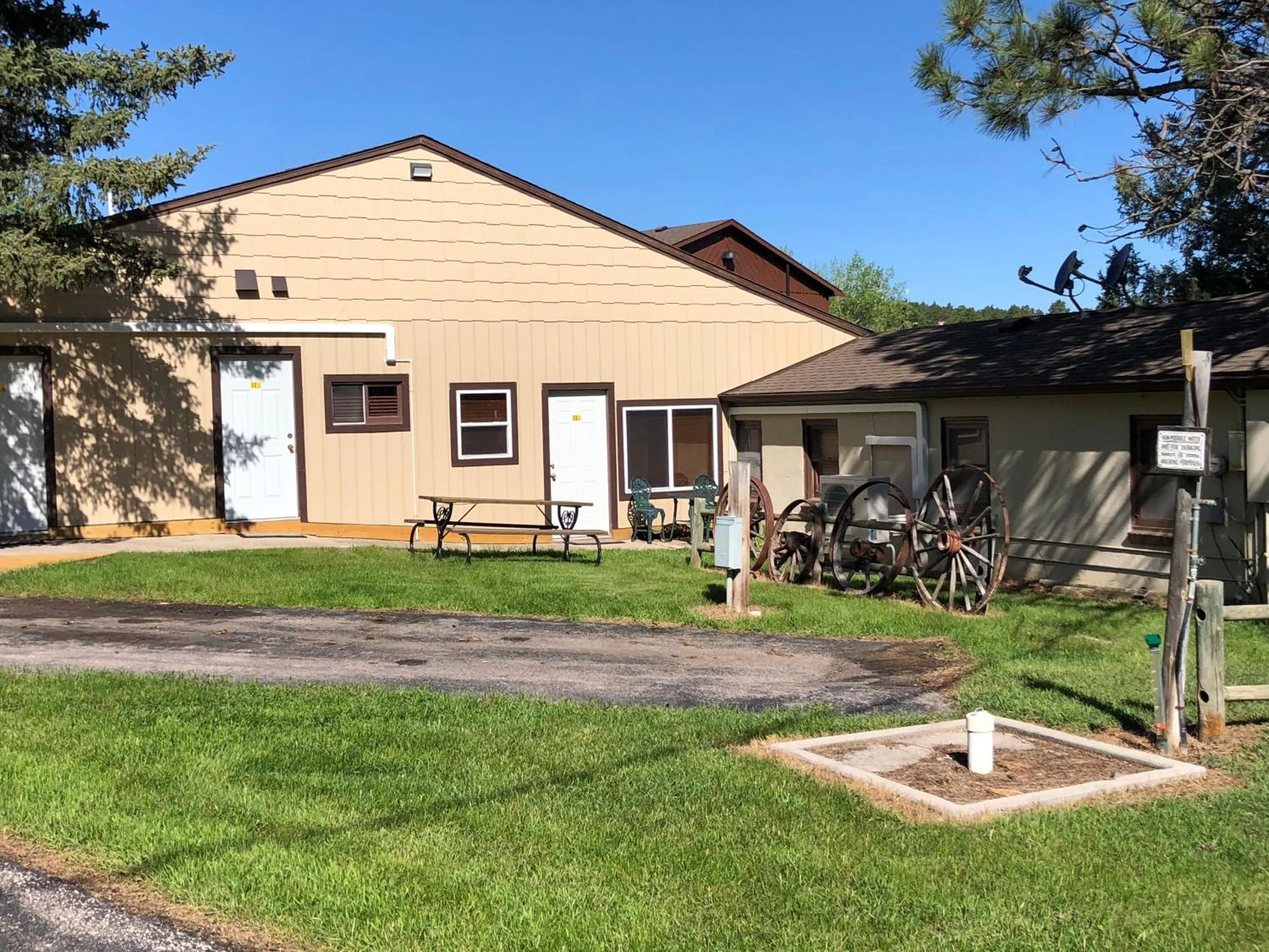 Property building in Rockerville Lodge & Cabins