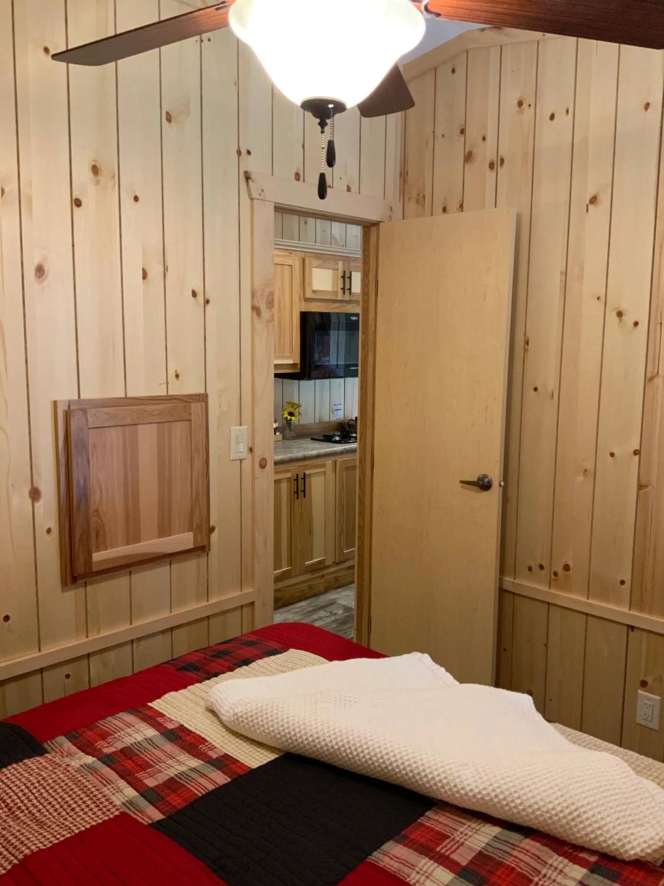 Photo of the whole room, Bed in Rockerville Lodge & Cabins