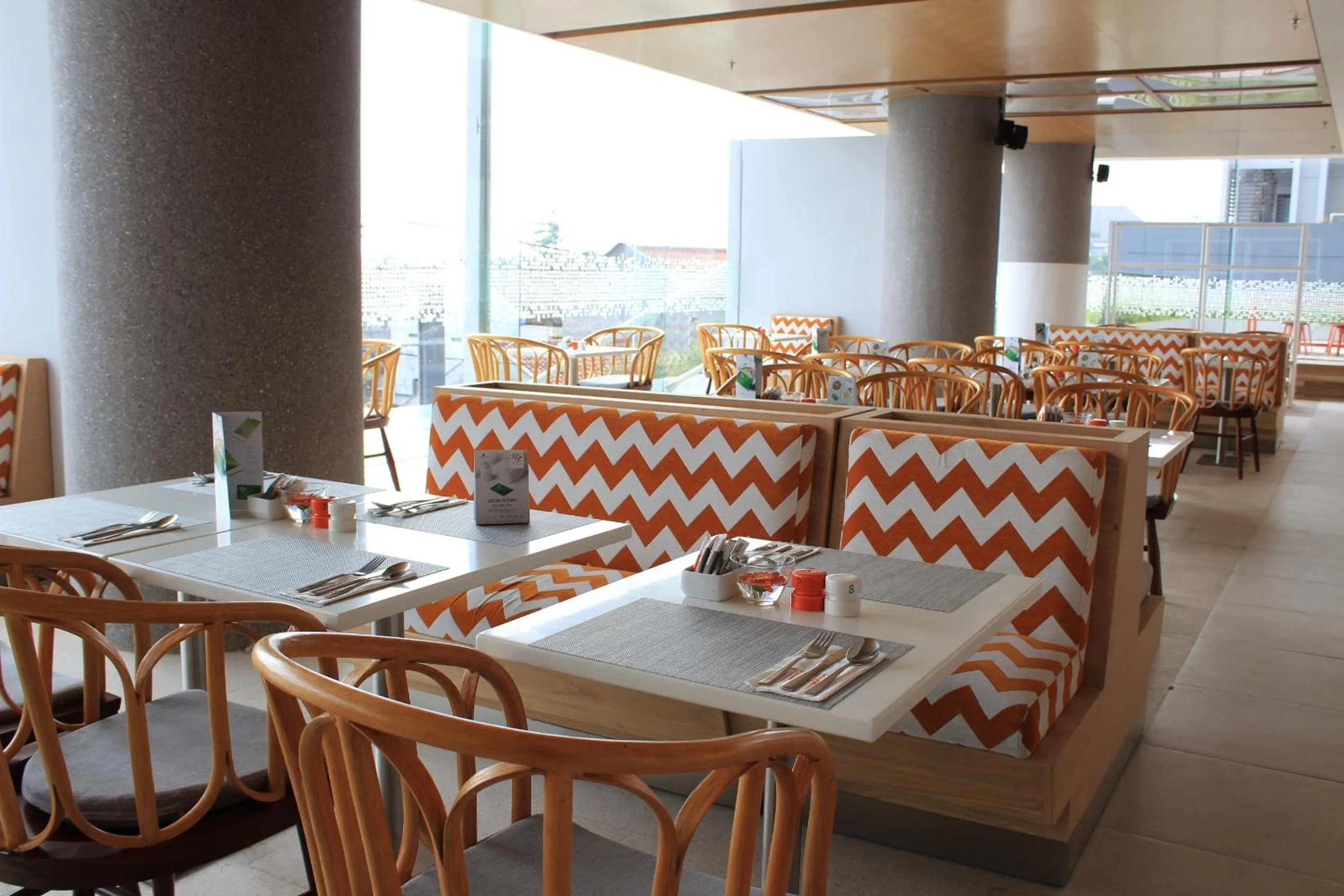 Restaurant/places to eat in HARRIS Hotel & Conventions Solo