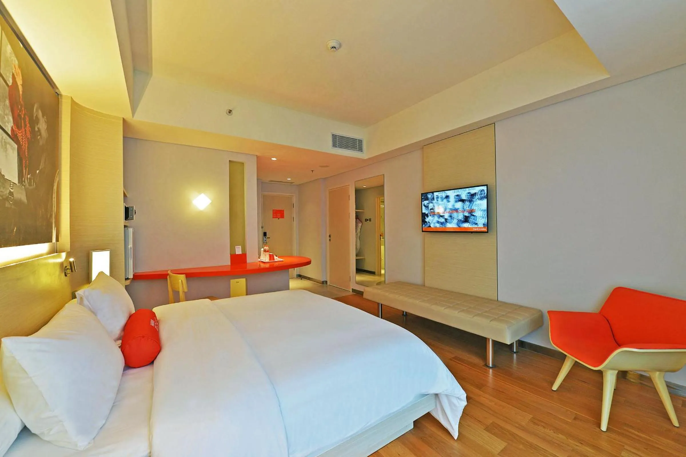 Bed in HARRIS Hotel & Conventions Solo