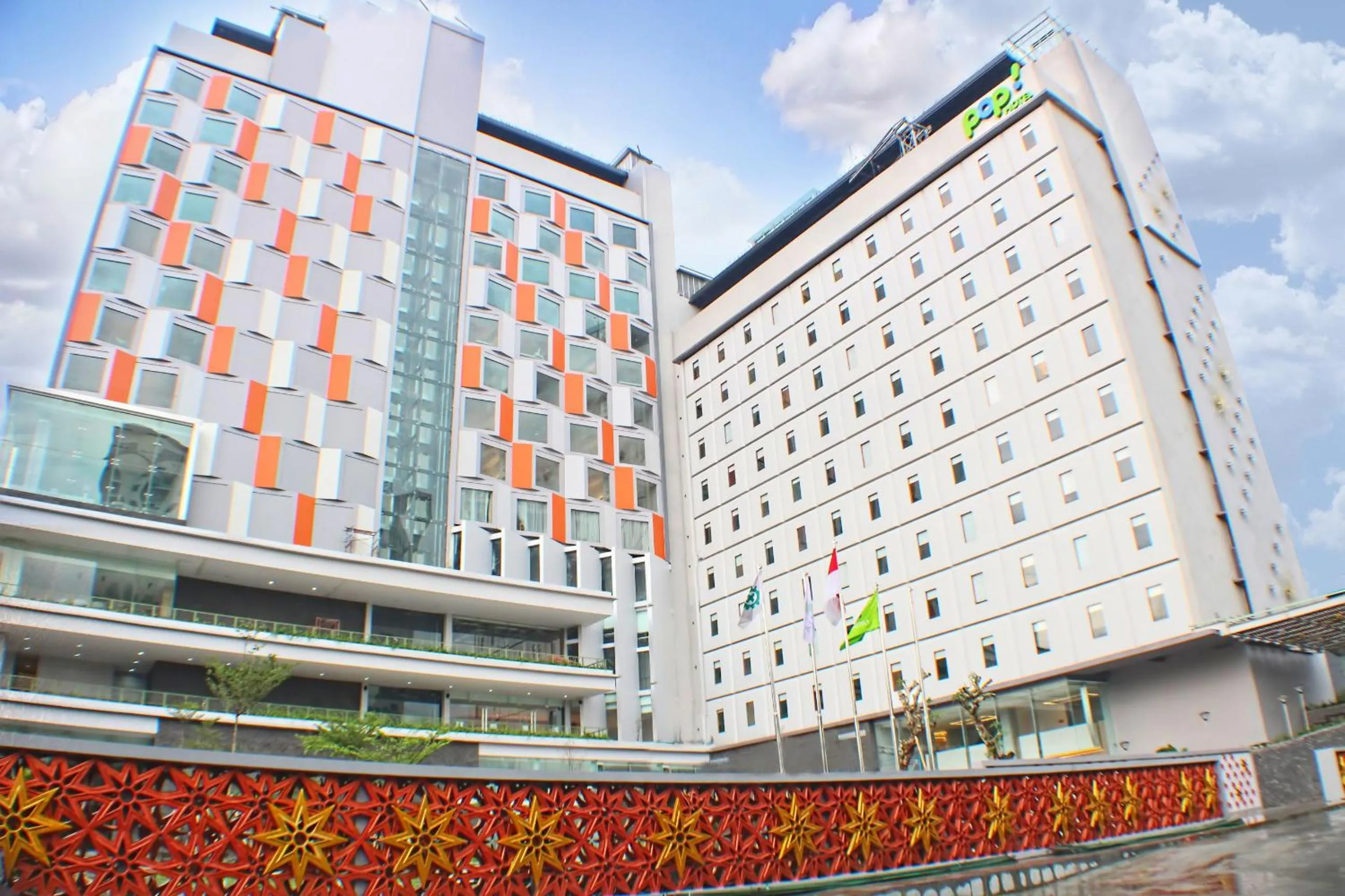 Facade/entrance in HARRIS Hotel & Conventions Solo