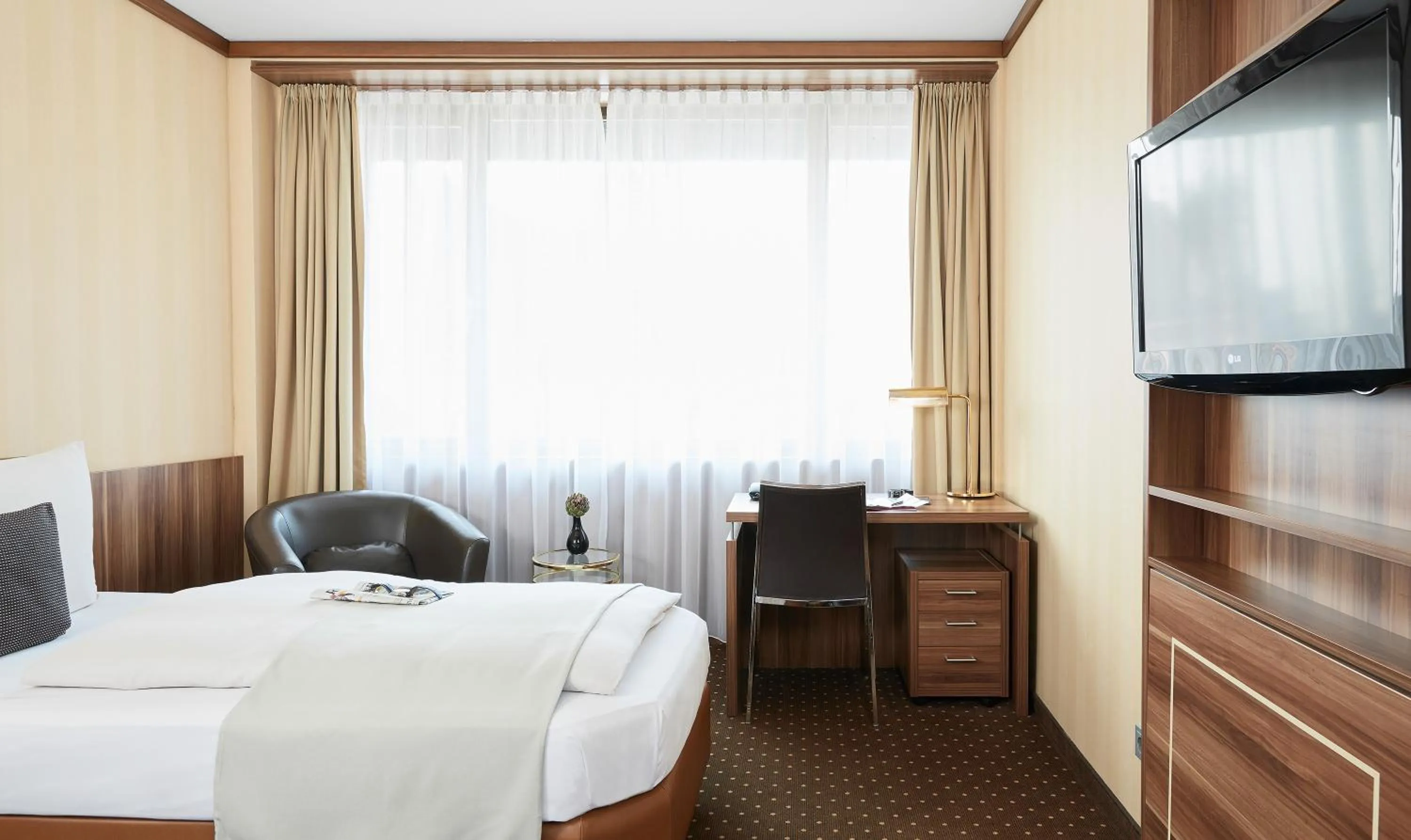 Photo of the whole room, Bed in Living Hotel Düsseldorf