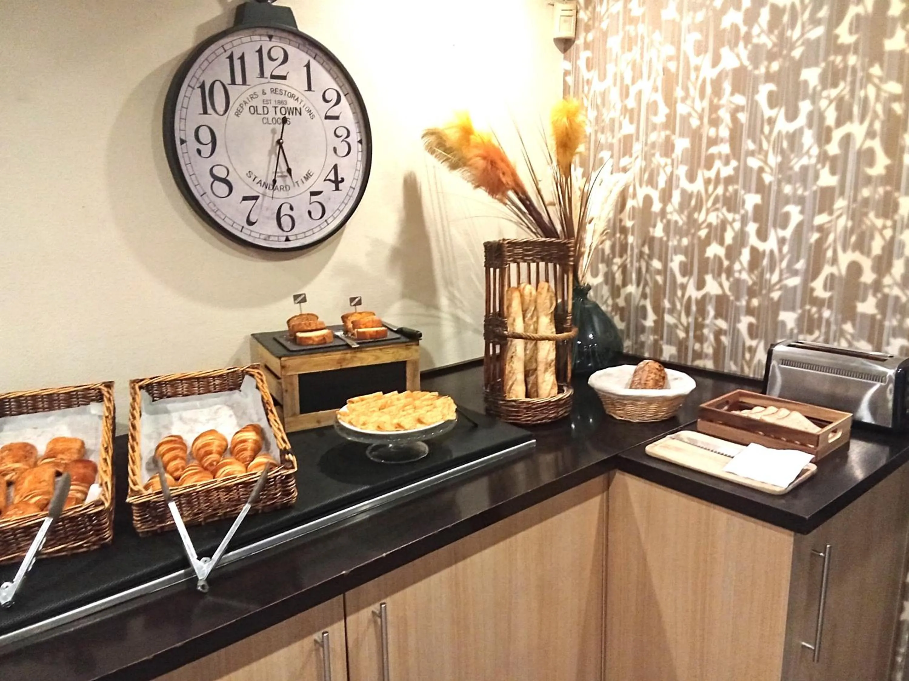 Buffet breakfast in Kyriad Bordeaux - Merignac Aéroport