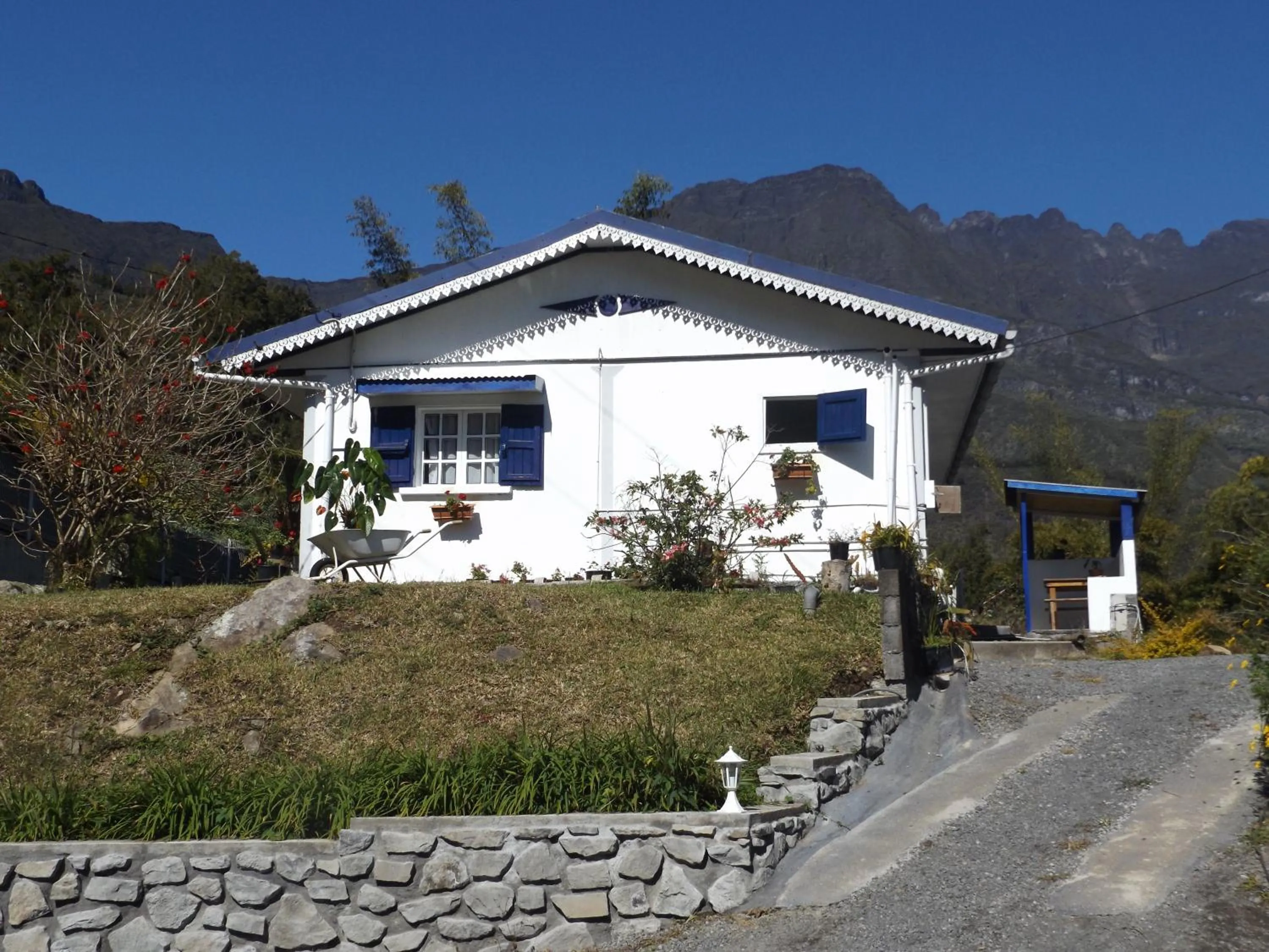 Facade/entrance in le p'ti blanc des "o"