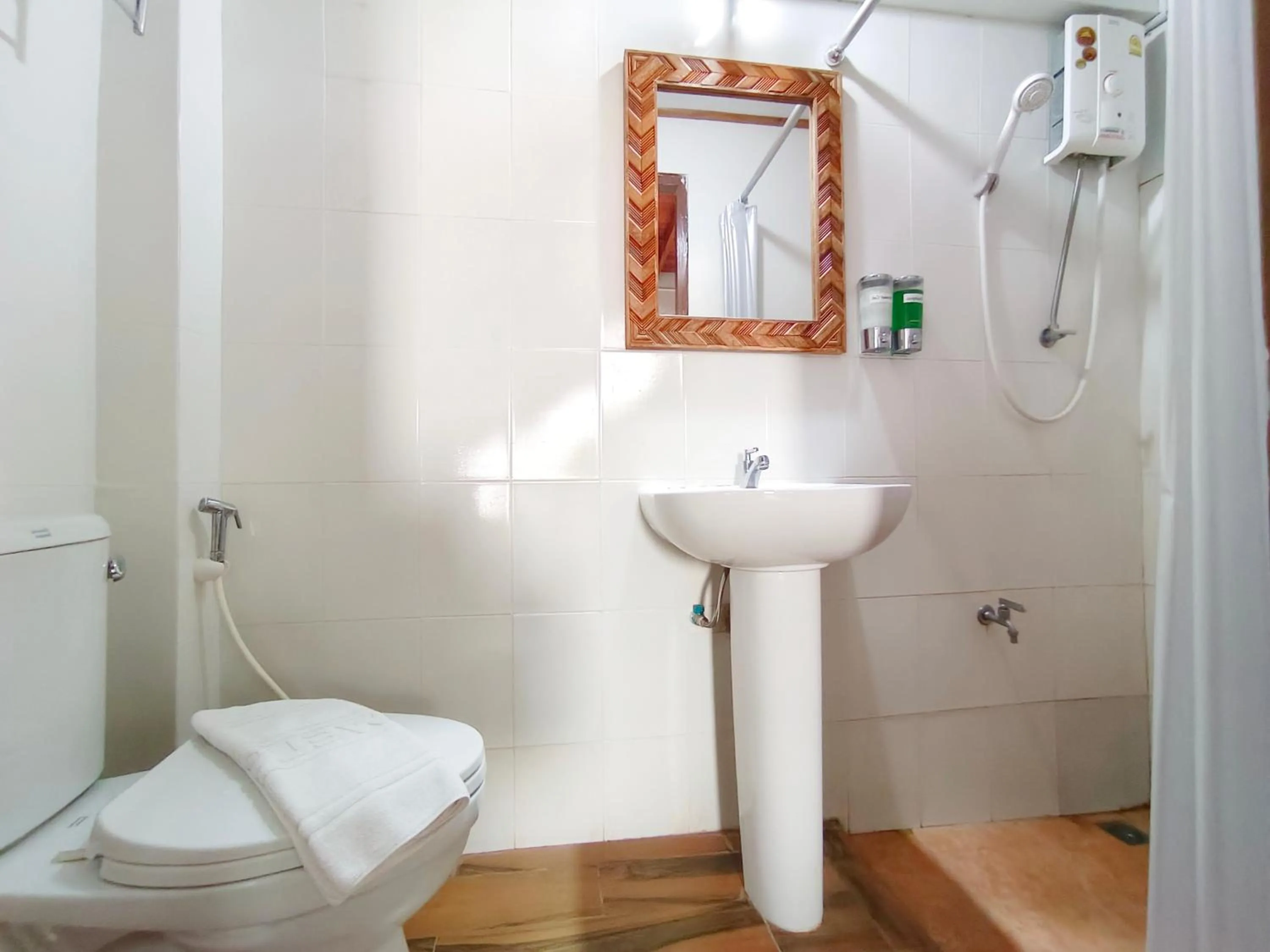 Shower in Aphilapa Residence