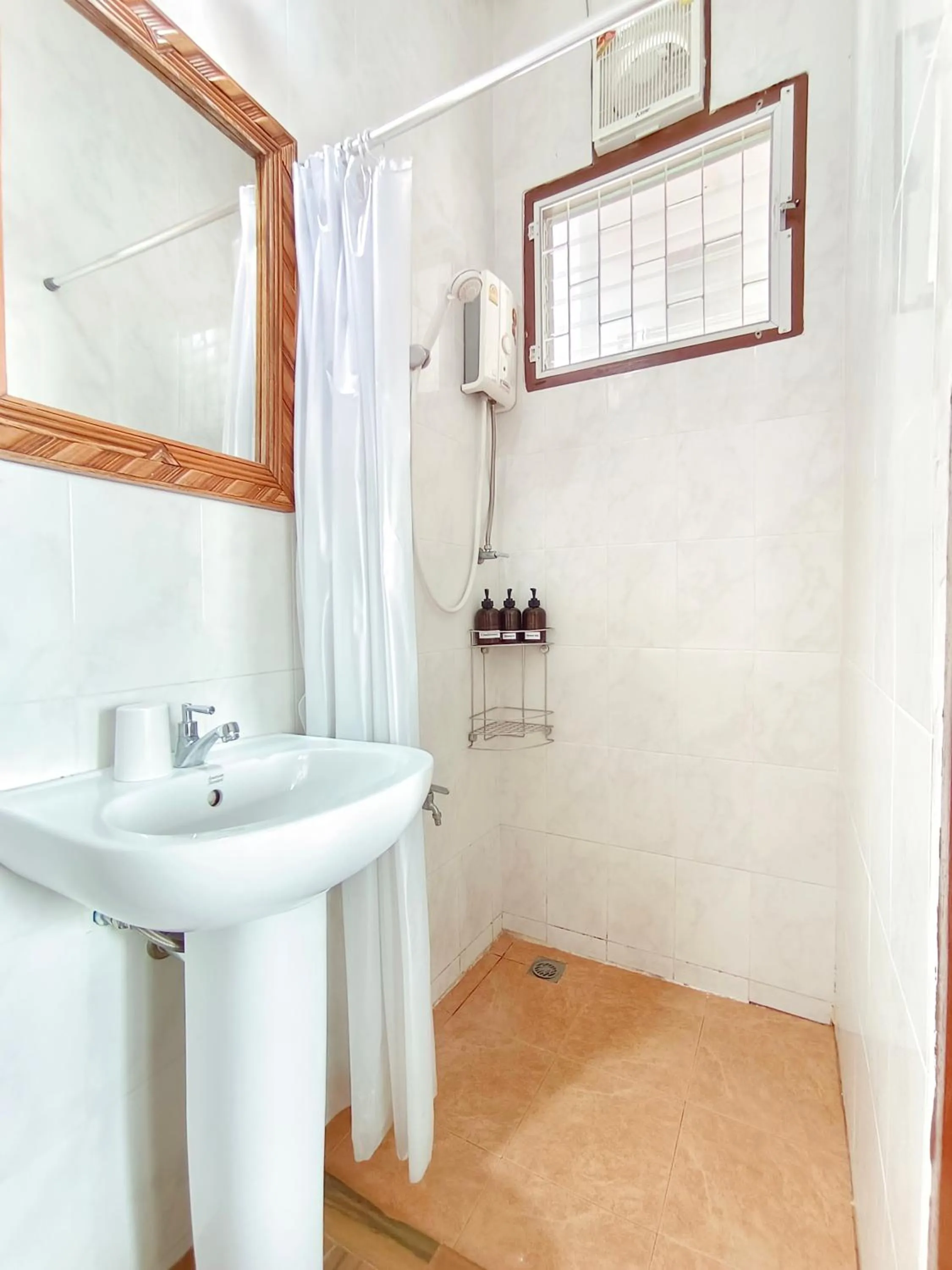 Shower in Aphilapa Residence