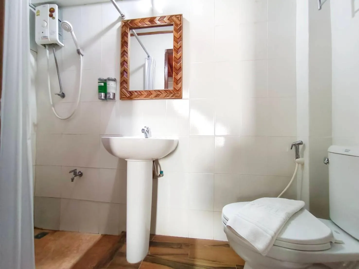 Shower in Aphilapa Residence