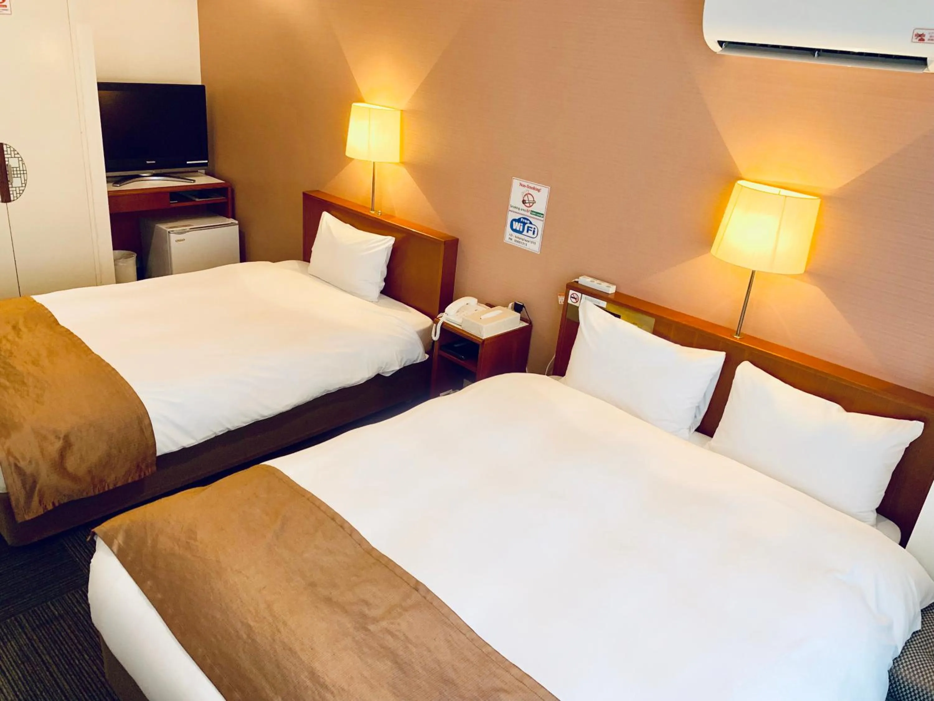 Bed in Tokyo Plaza Hotel