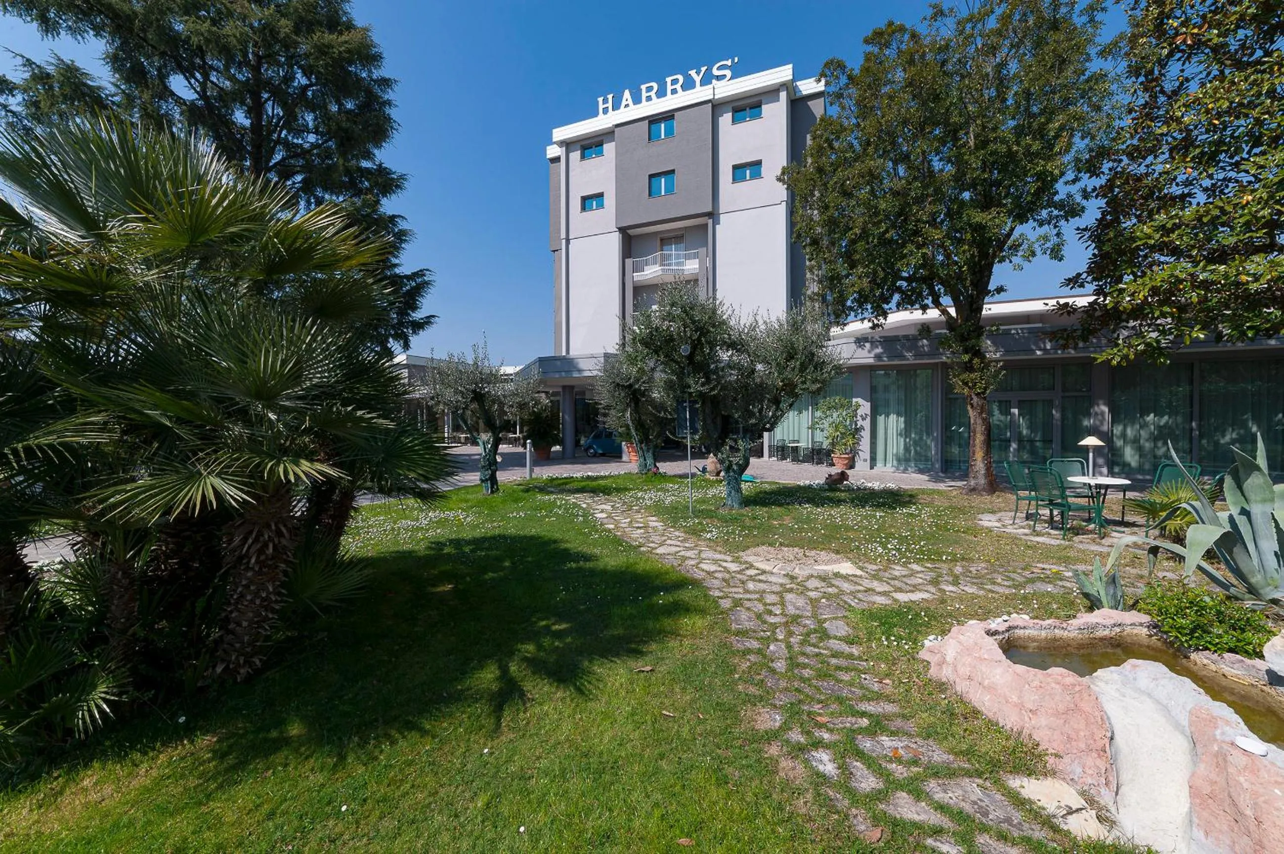 Spring in Hotel Harrys' Garden