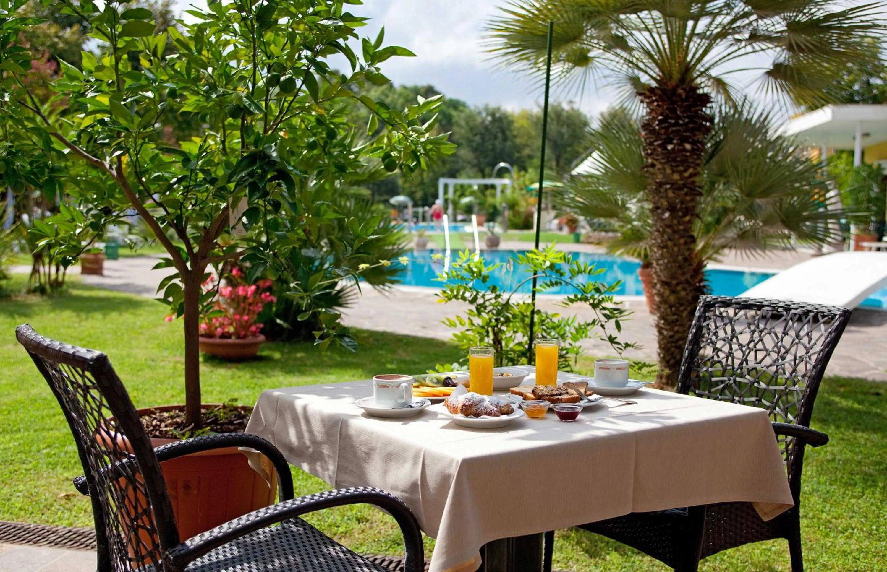 Food and drinks in Hotel Harrys' Garden