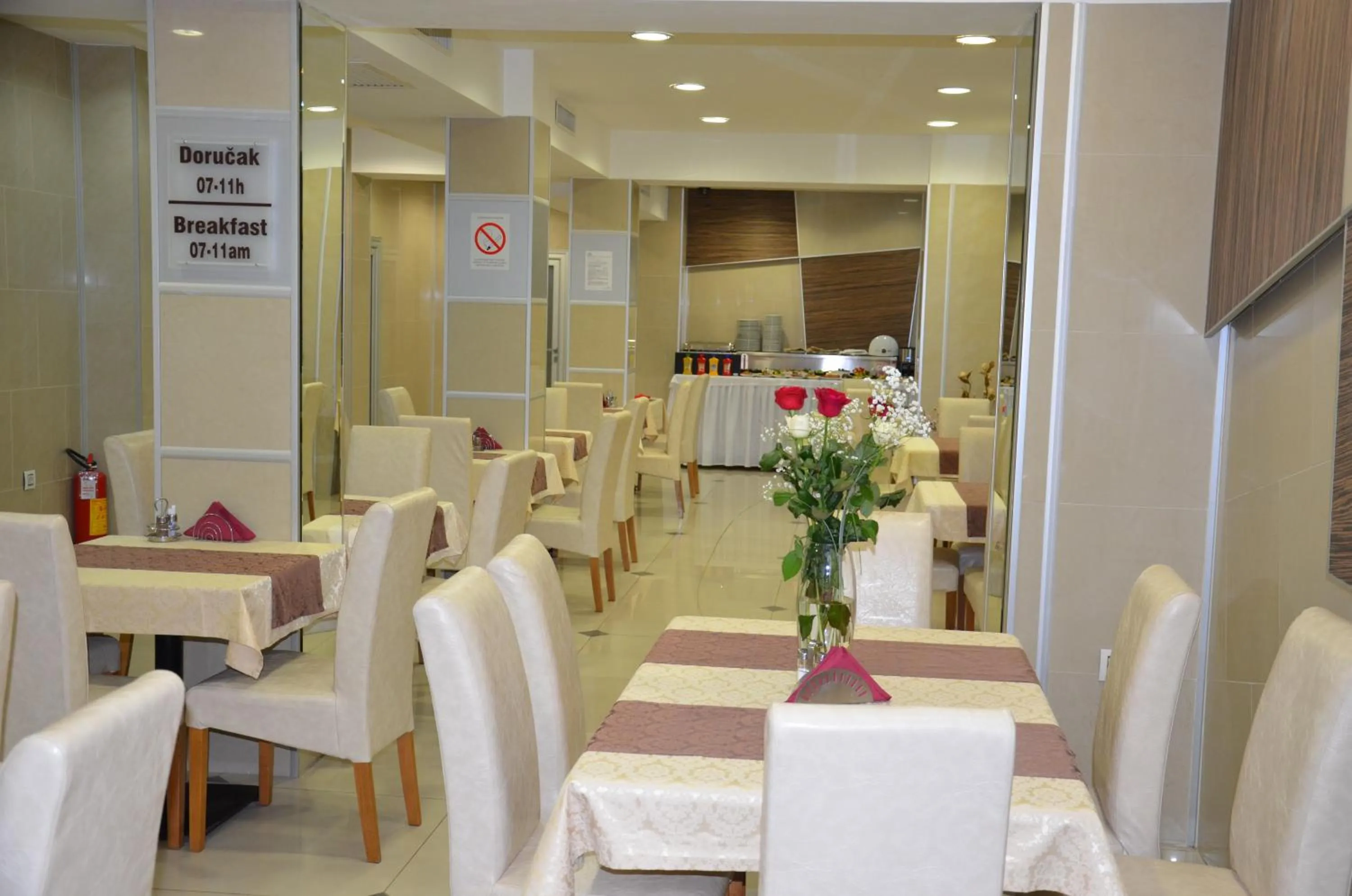 Restaurant/places to eat in Hotel Zeder Garni