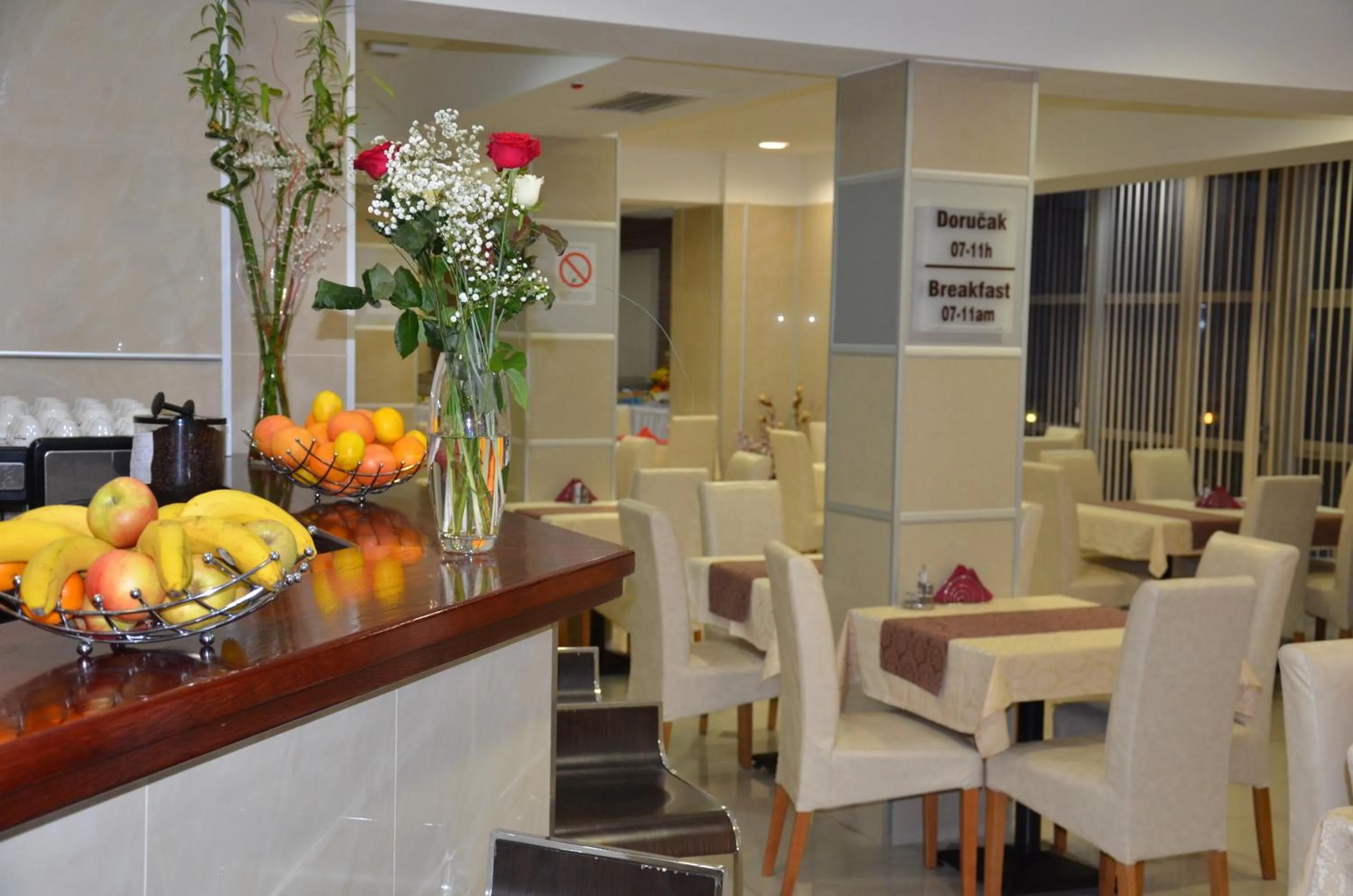 Restaurant/places to eat in Hotel Zeder Garni