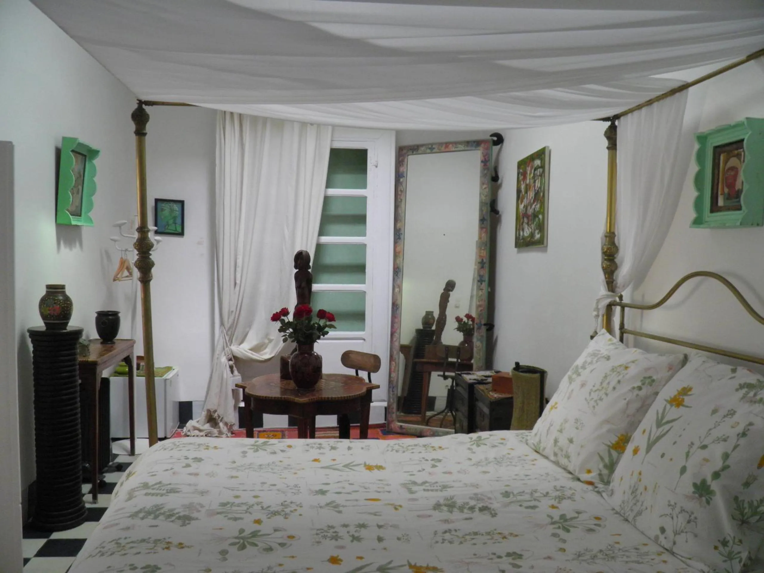 Photo of the whole room, Bed in La Maison des Artistes