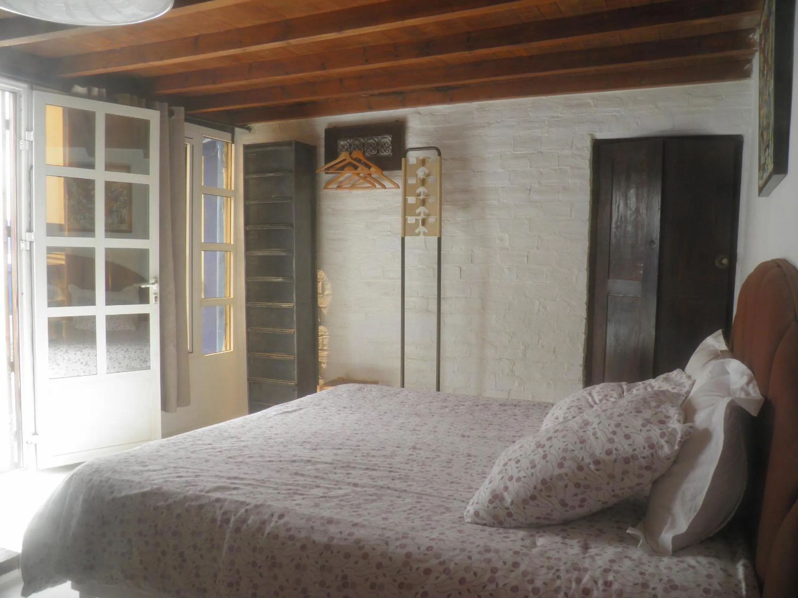 Photo of the whole room, Bed in La Maison des Artistes