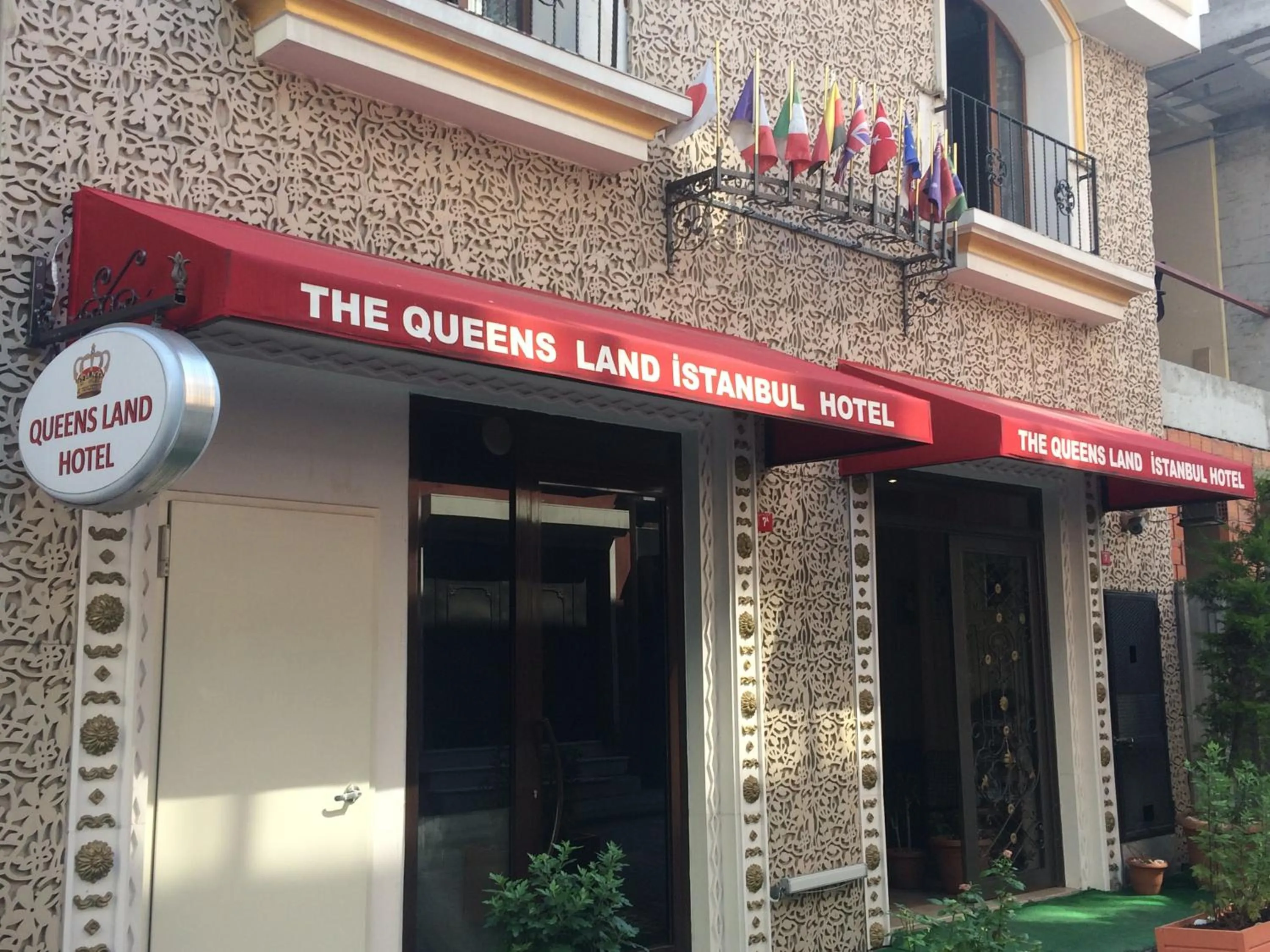 Facade/entrance in Hotel Queens Land