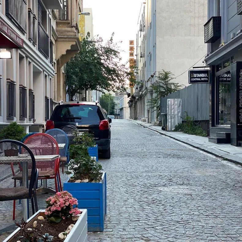 Quiet street view in Hotel Queens Land