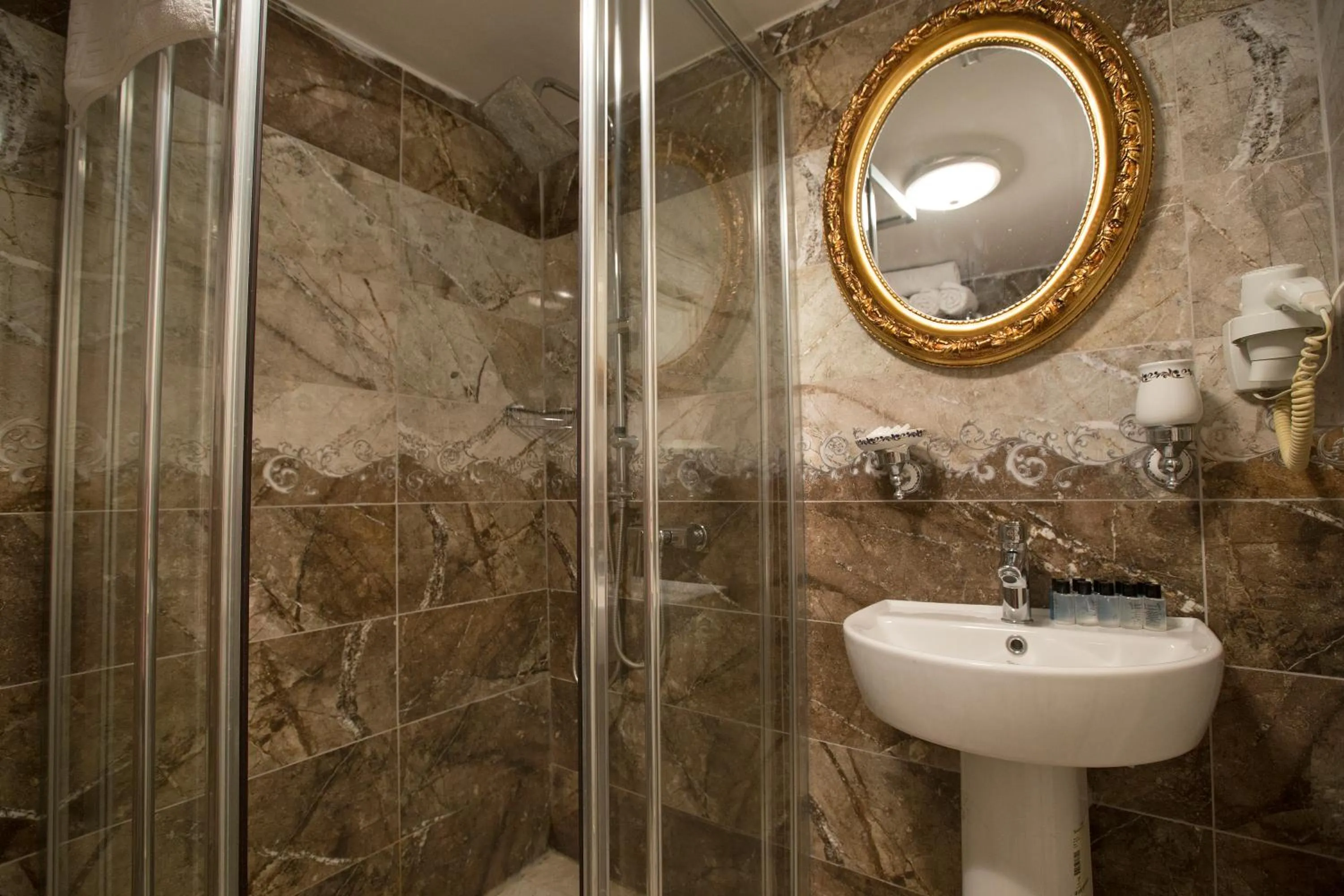 Bathroom in Hotel Queens Land