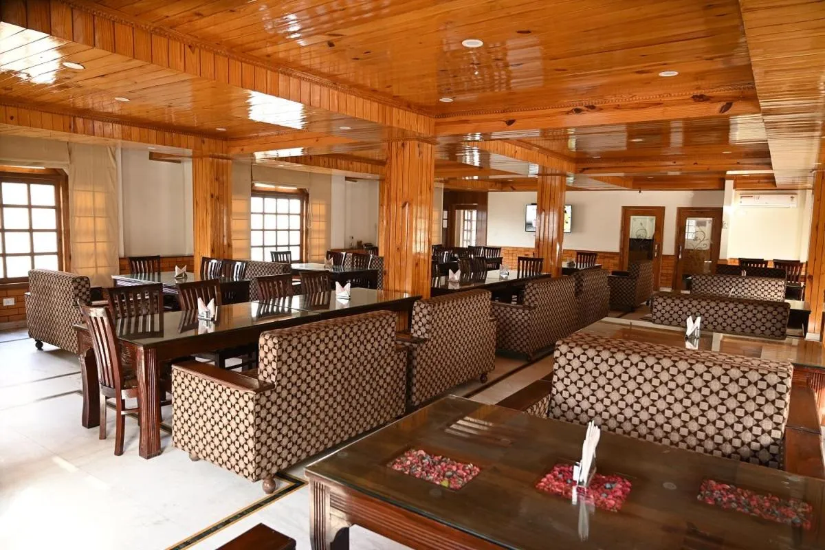 Restaurant/places to eat in Hotel Atul Regency