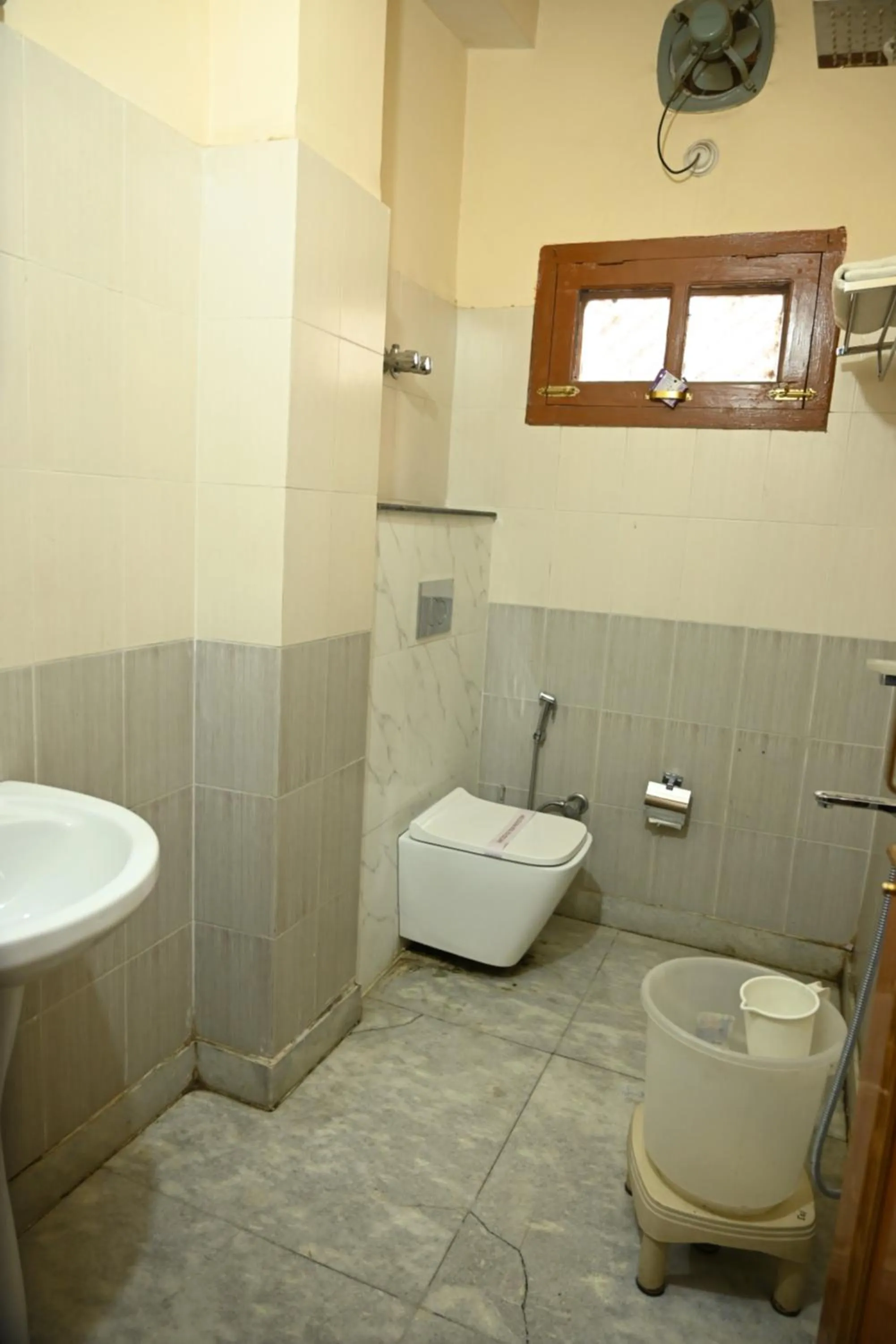 Toilet in Hotel Atul Regency